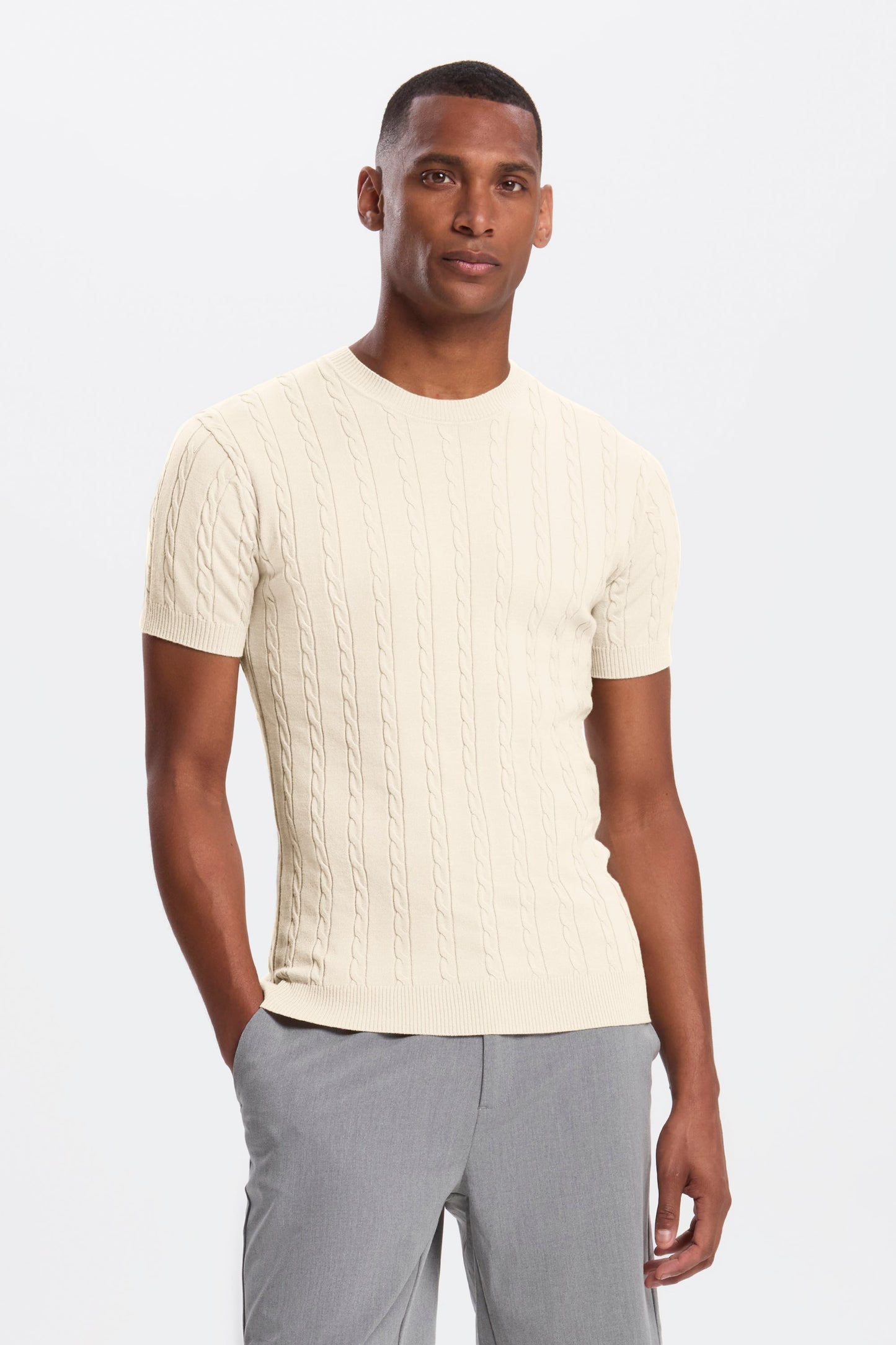 DAS KURZARM-T-SHIRT MIT KABELMUSTER