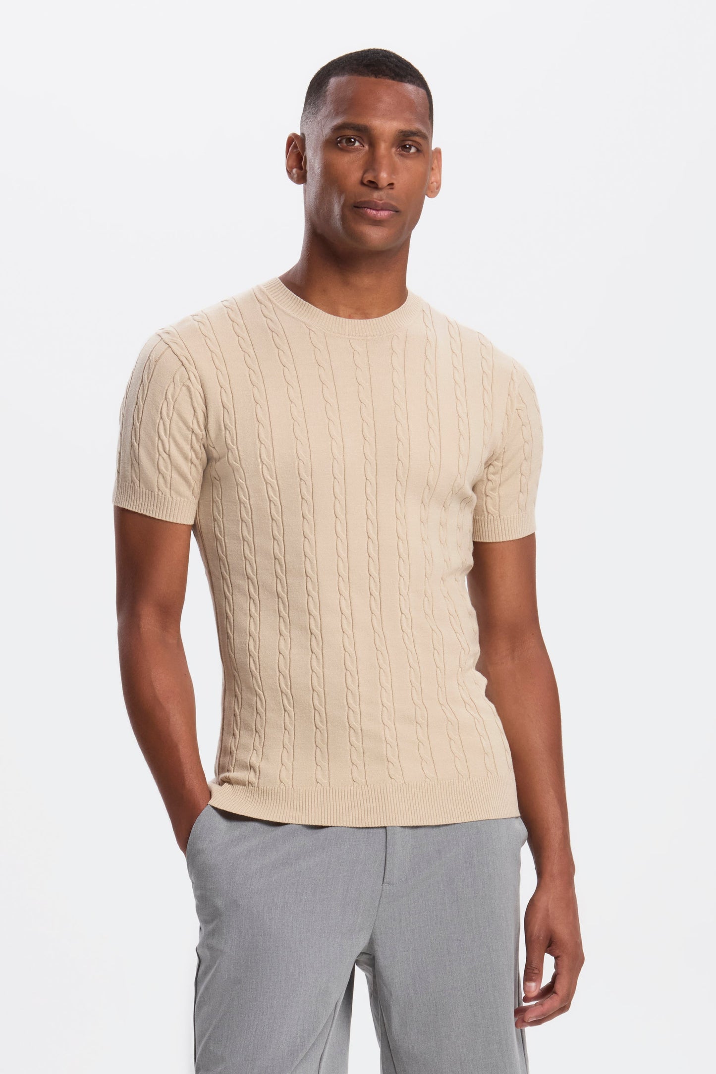 DAS KURZARM-T-SHIRT MIT KABELMUSTER