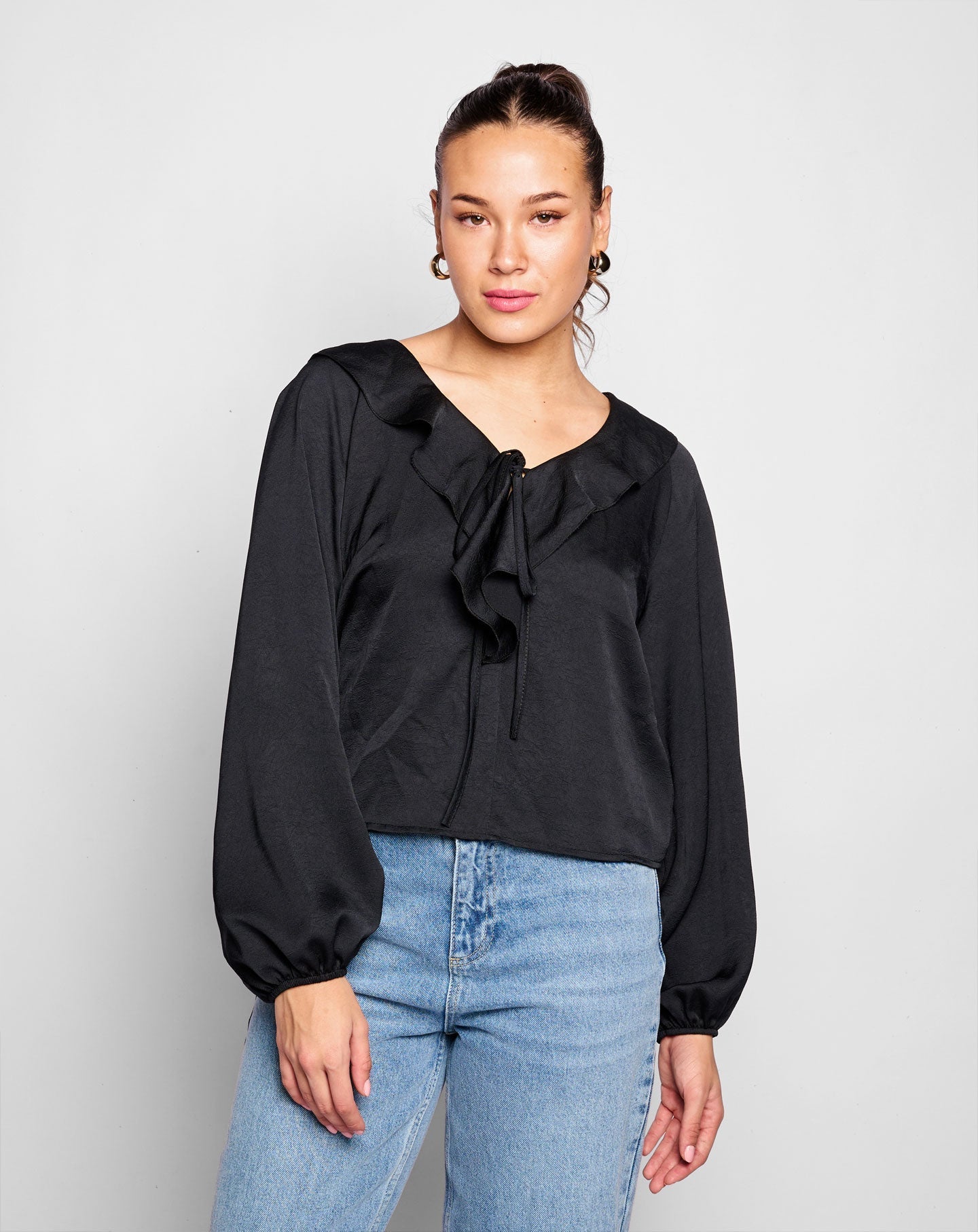 CHRISTY RUFFLE TOP ZWART
