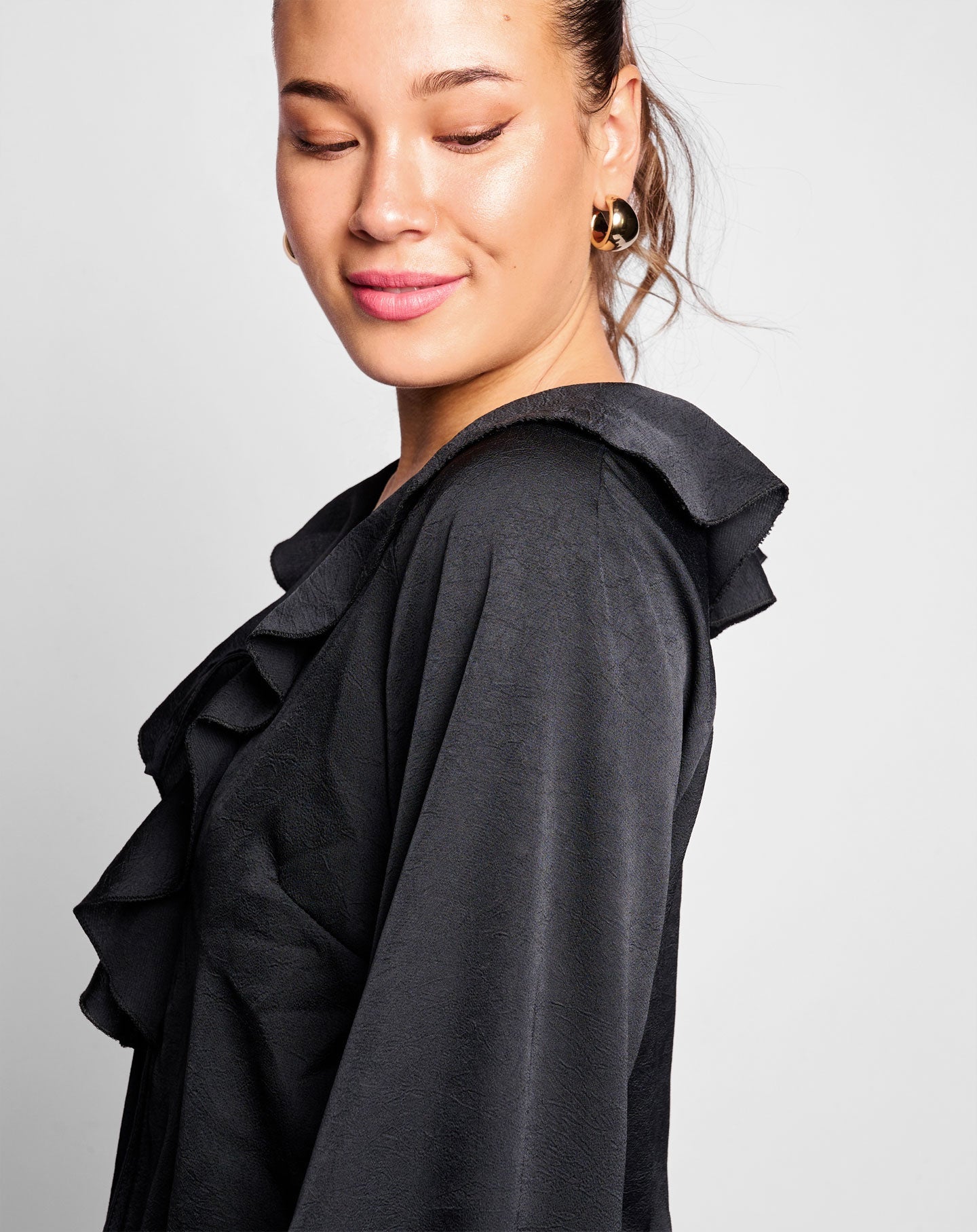 CHRISTY RUFFLE TOP ZWART