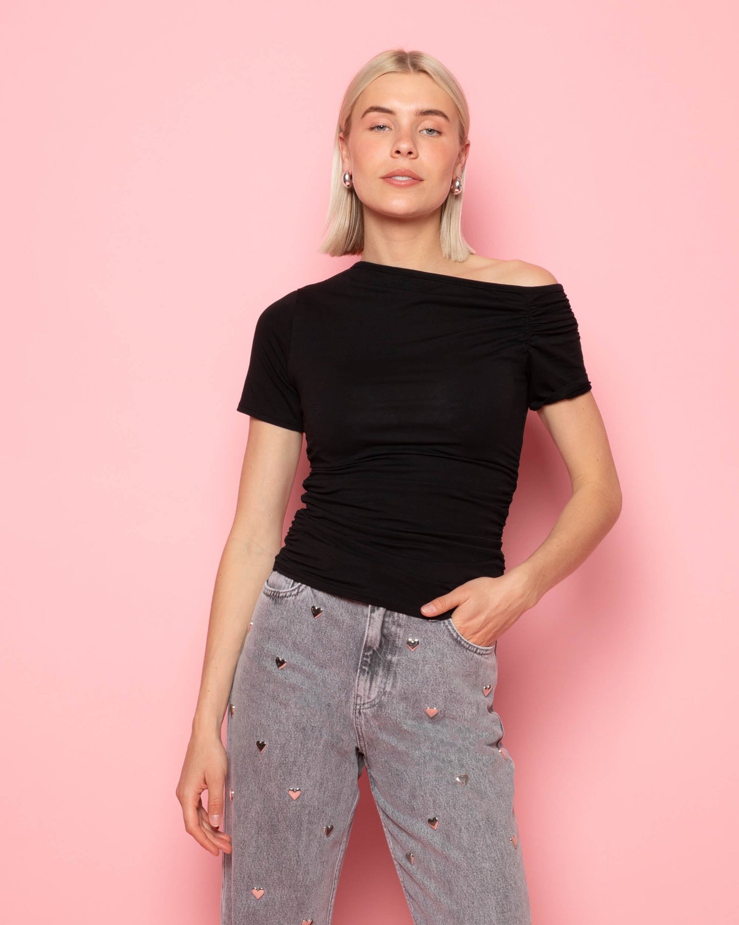 TAMAR OFF SHOULDER SHORT SLEEVE TOP ZWART