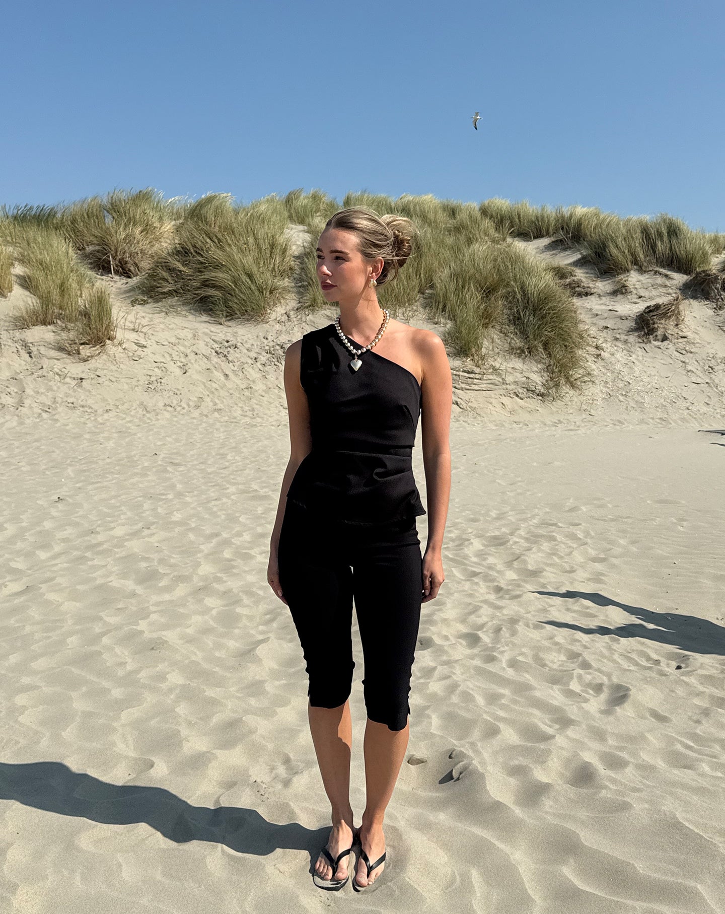 SOFIA ONE SHOULDER RUCHED TOP ZWART