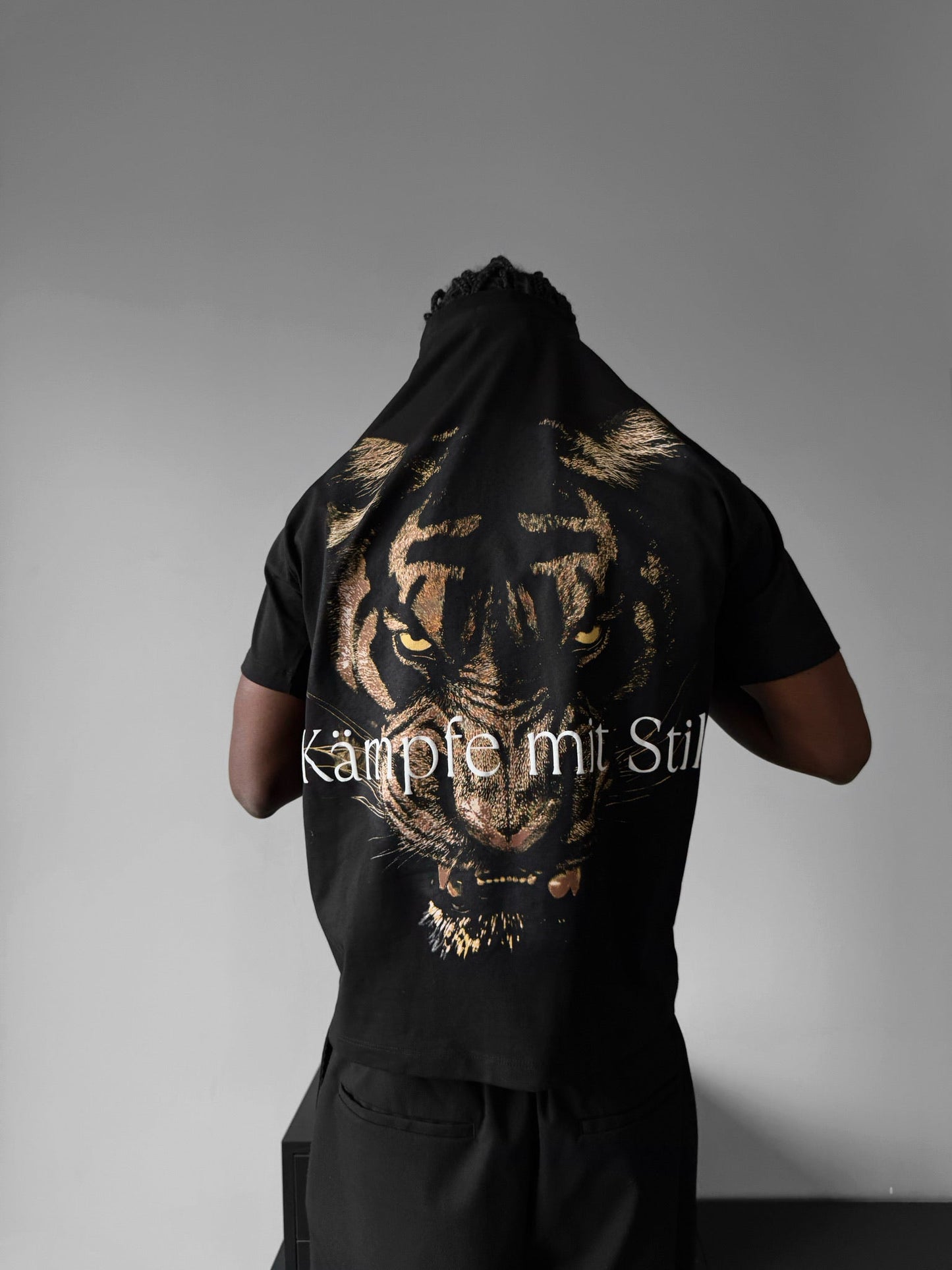 Übergroßes „Kämpfe mit Stil“ T-Shirt – Schwarz