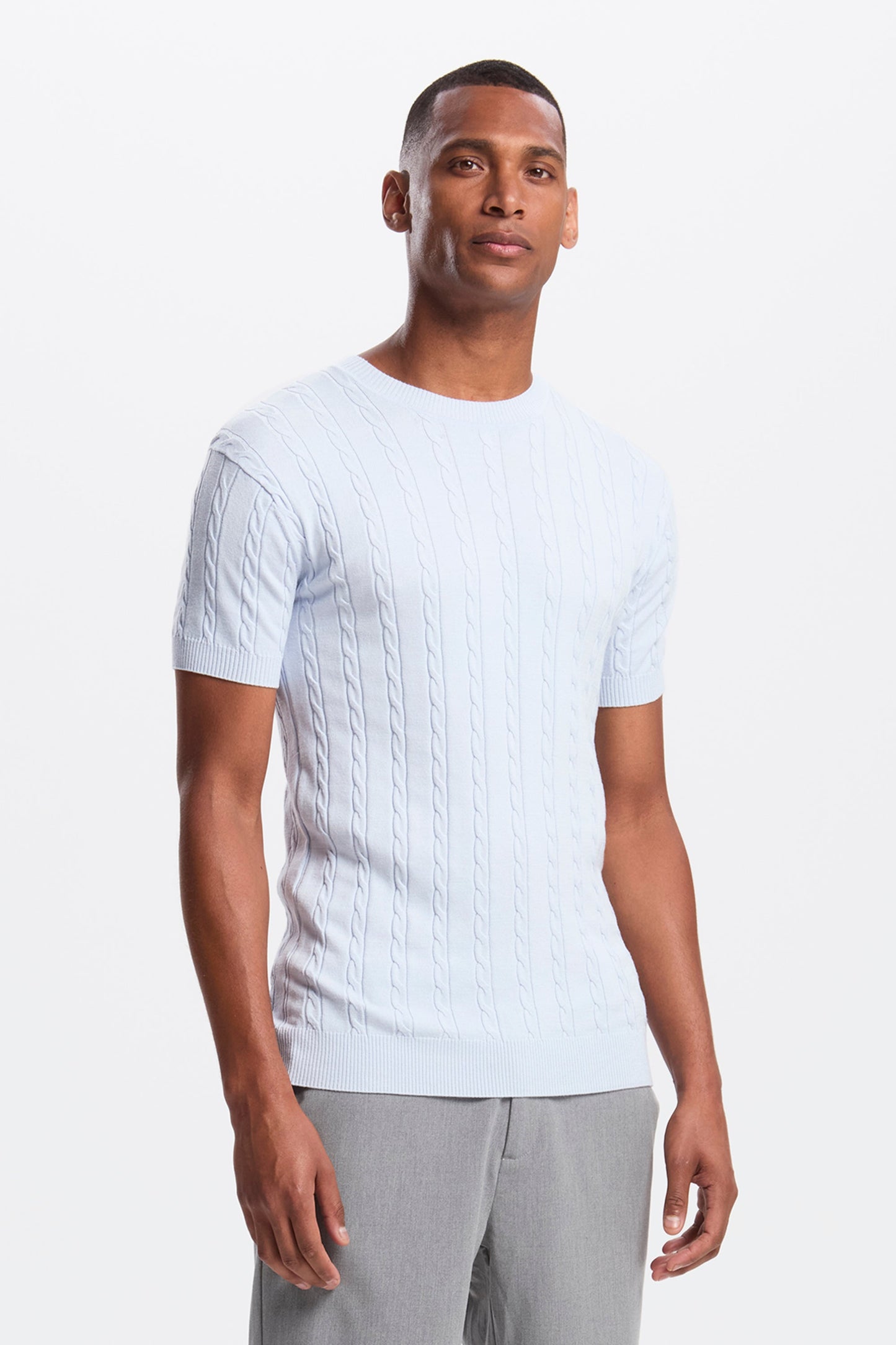 DAS KURZARM-T-SHIRT MIT KABELMUSTER