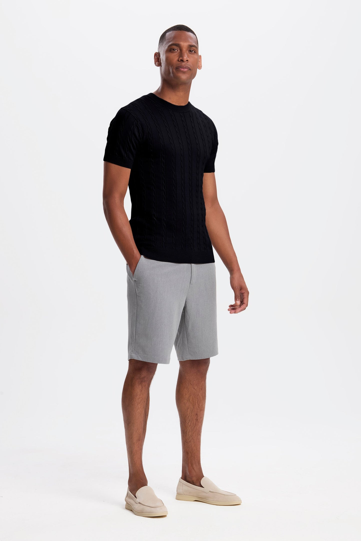 DAS KURZARM-T-SHIRT MIT KABELMUSTER