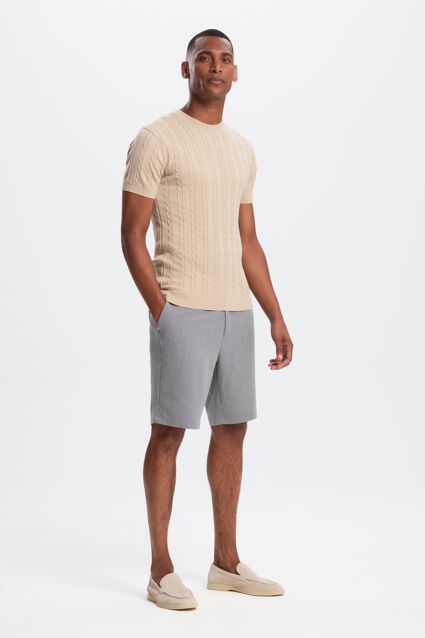 DAS KURZARM-T-SHIRT MIT KABELMUSTER