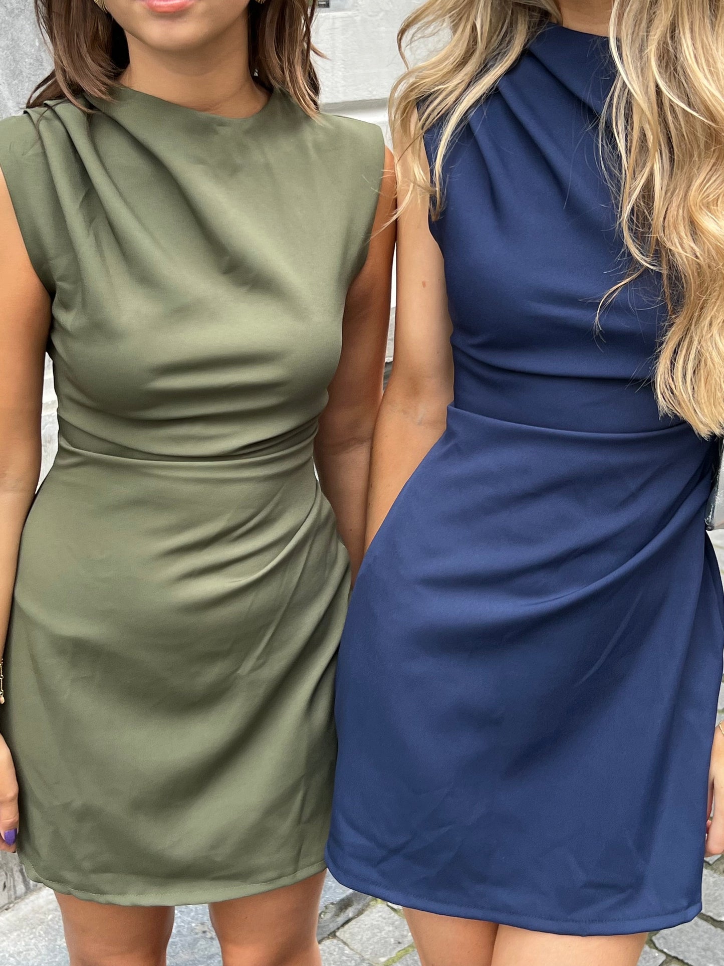 SOFIA RUCHED DRESS LEGERGROEN