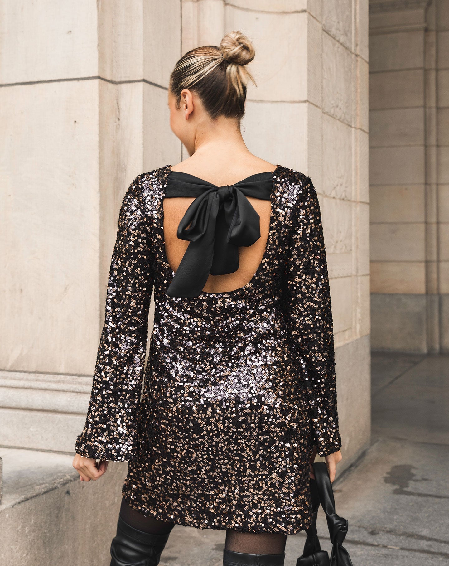 SEQUIN BOW DRESS ZWART