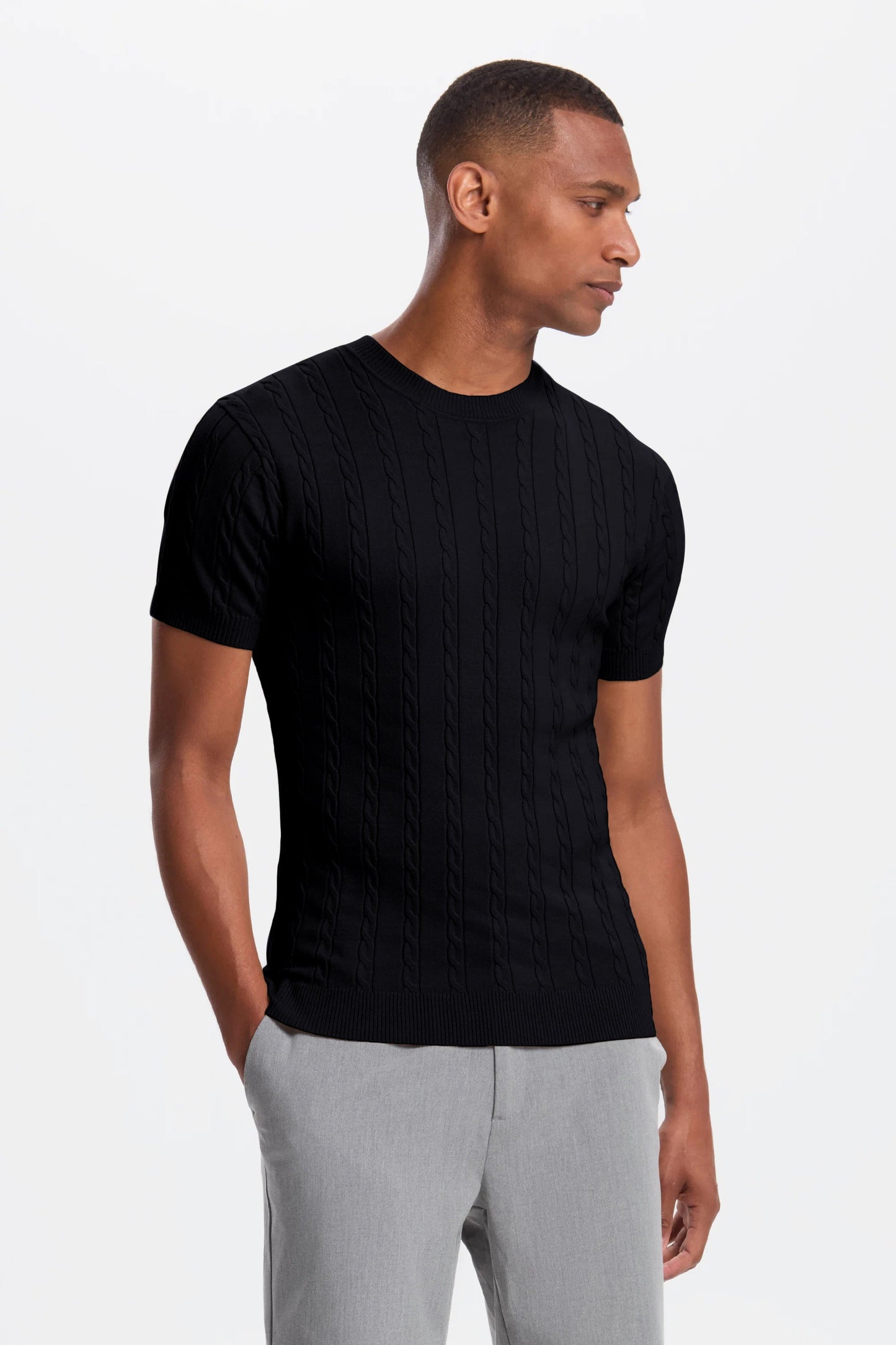 DAS KURZARM-T-SHIRT MIT KABELMUSTER