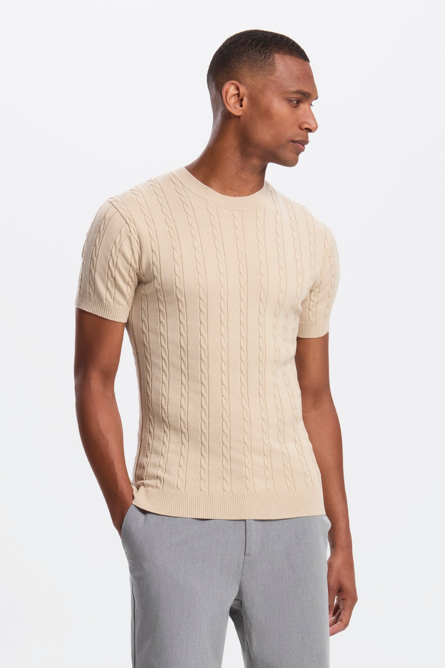 DAS KURZARM-T-SHIRT MIT KABELMUSTER