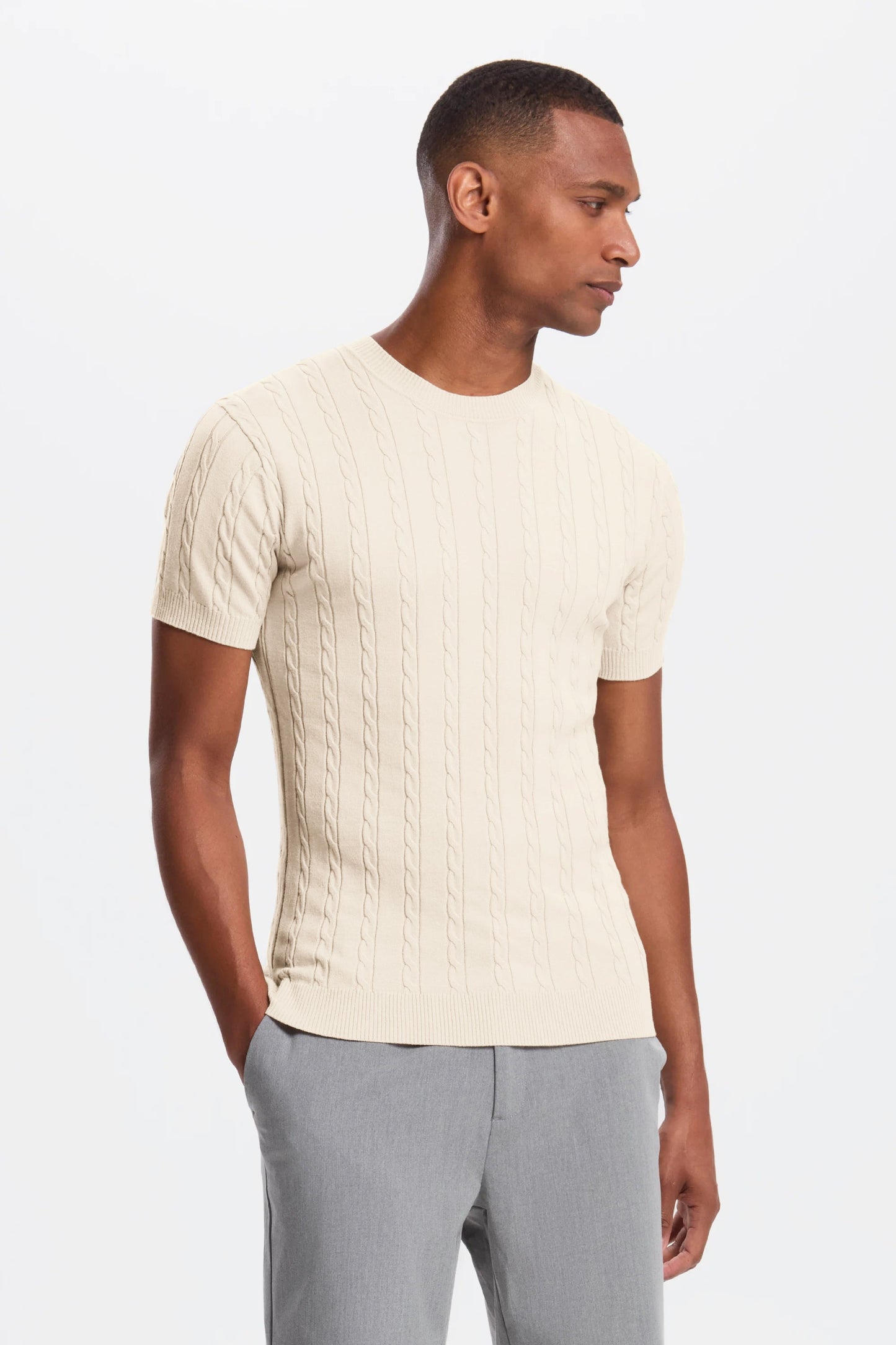 DAS KURZARM-T-SHIRT MIT KABELMUSTER