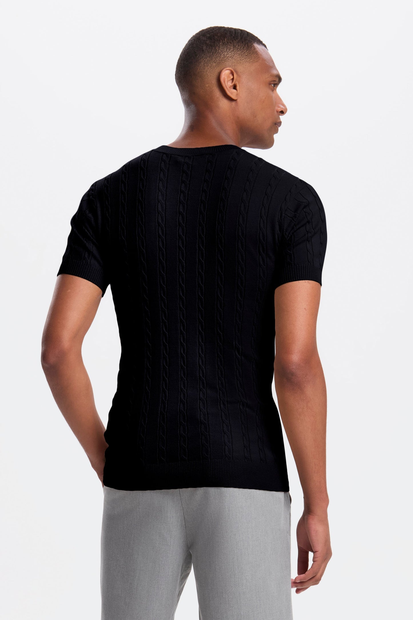 DAS KURZARM-T-SHIRT MIT KABELMUSTER