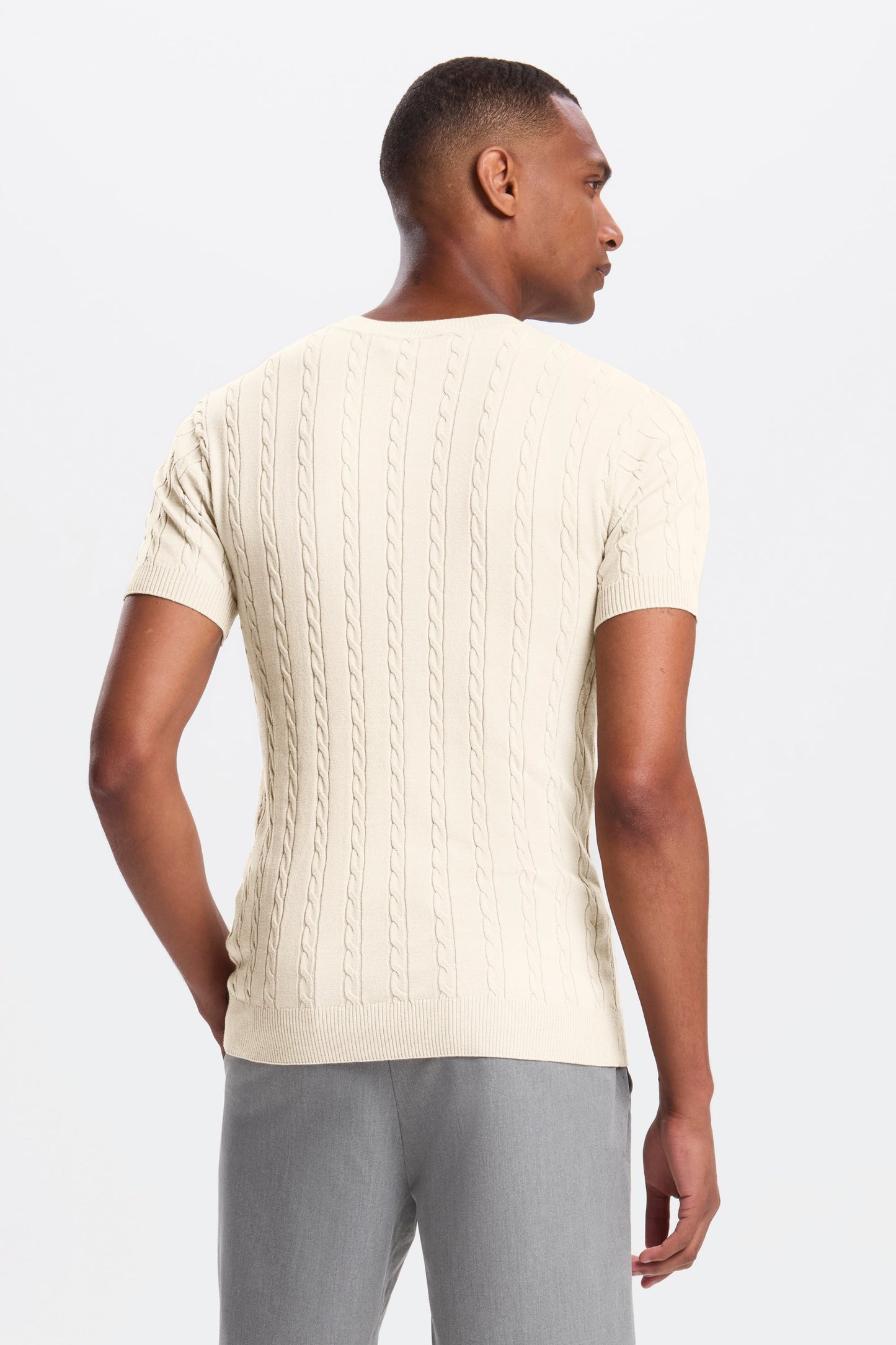 DAS KURZARM-T-SHIRT MIT KABELMUSTER