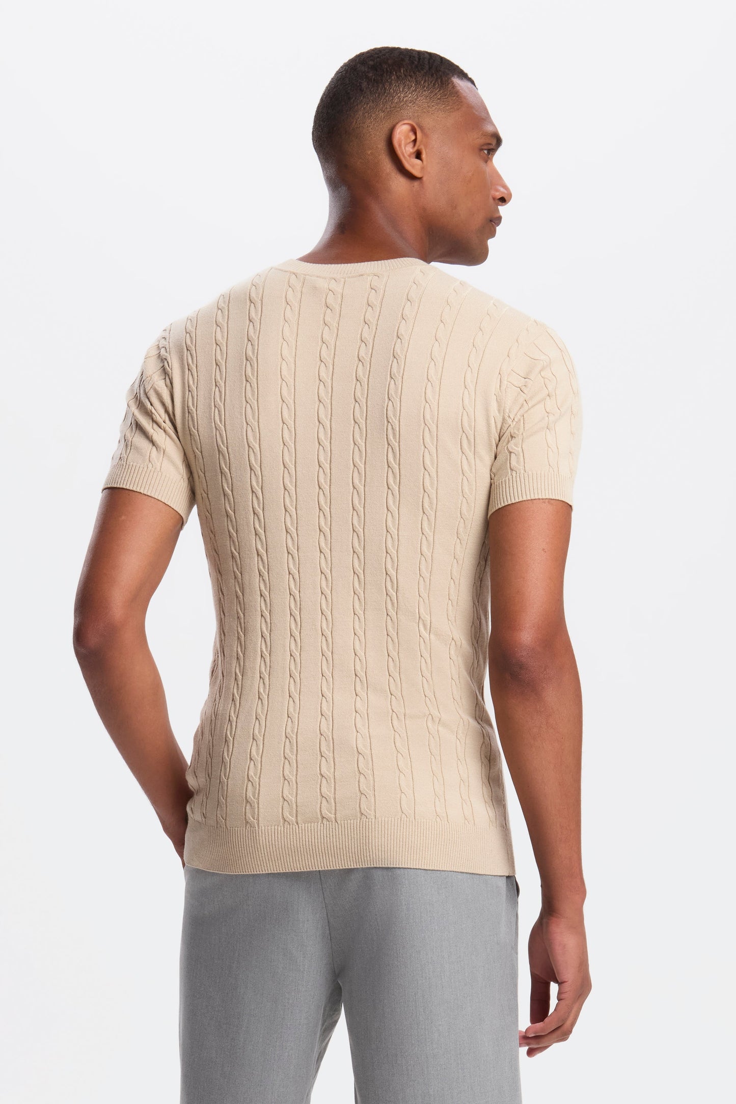 DAS KURZARM-T-SHIRT MIT KABELMUSTER