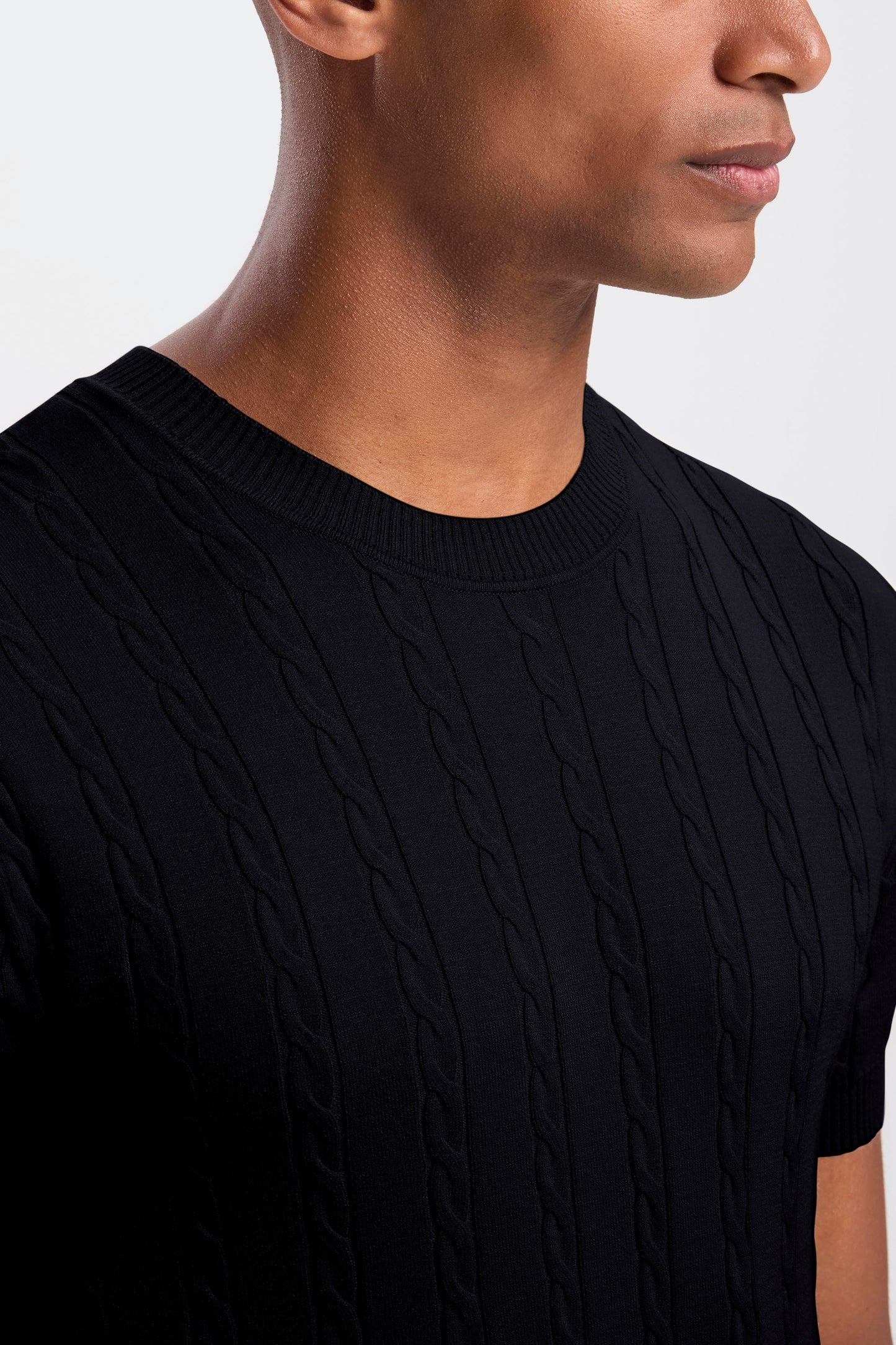 DAS KURZARM-T-SHIRT MIT KABELMUSTER