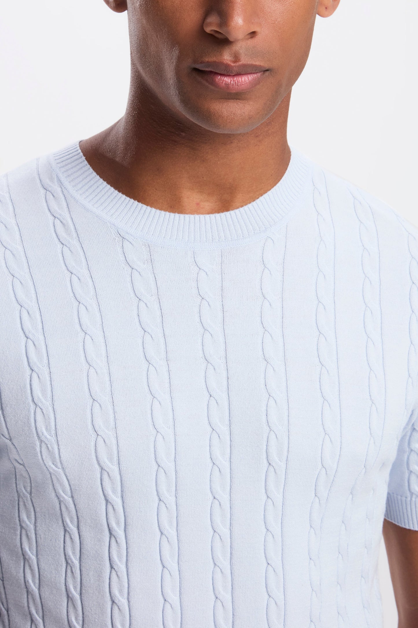 DAS KURZARM-T-SHIRT MIT KABELMUSTER