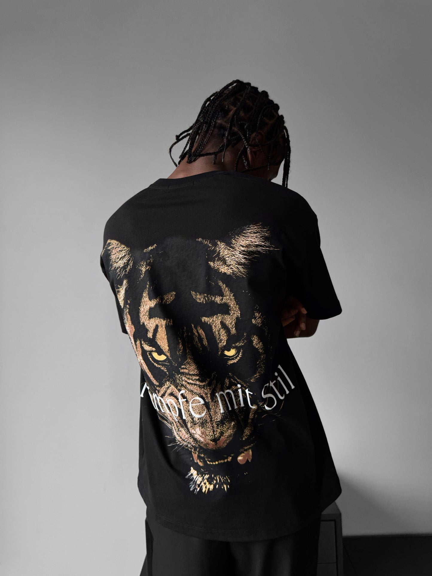 Übergroßes „Kämpfe mit Stil“ T-Shirt – Schwarz