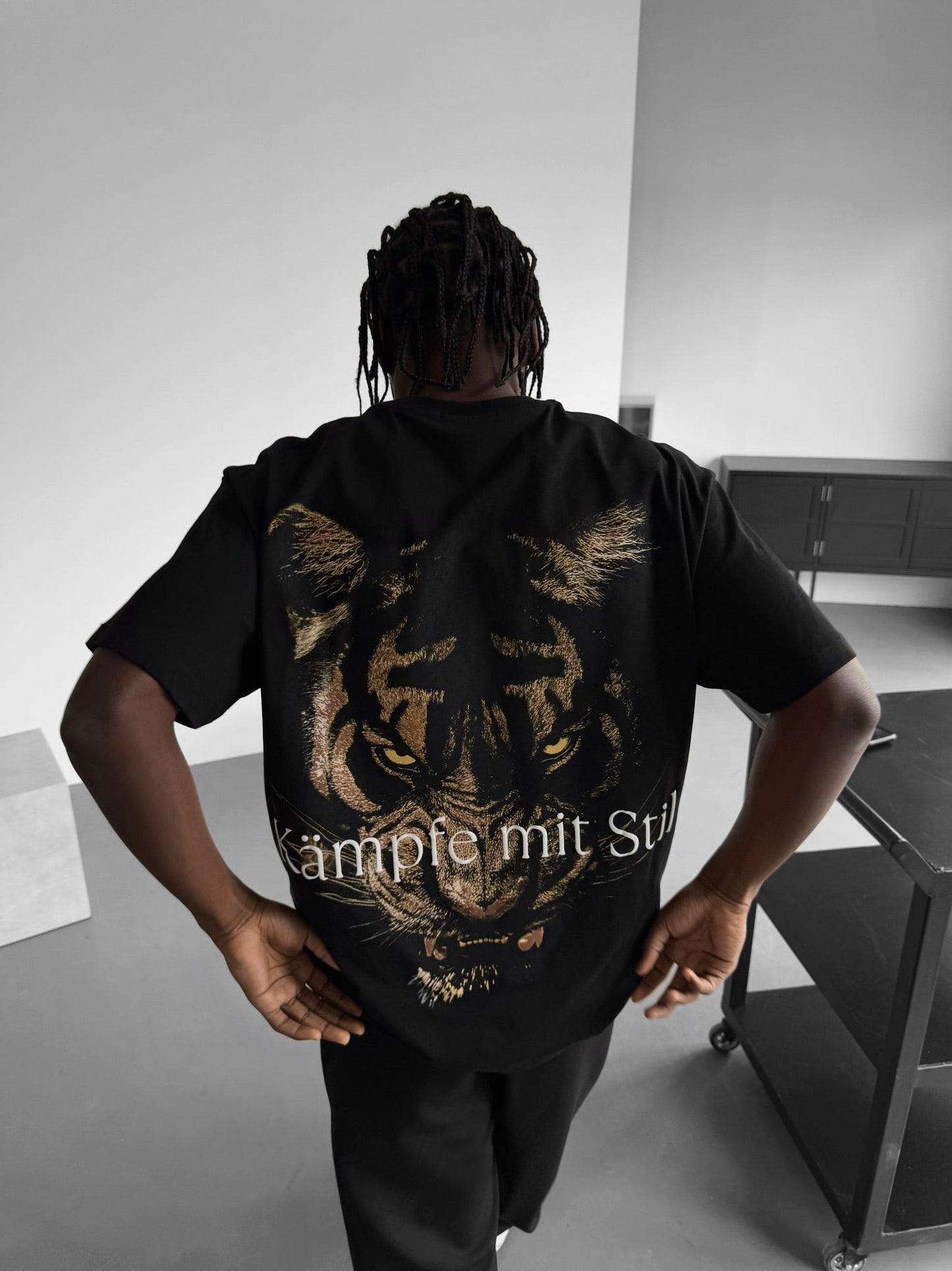Übergroßes „Kämpfe mit Stil“ T-Shirt – Schwarz