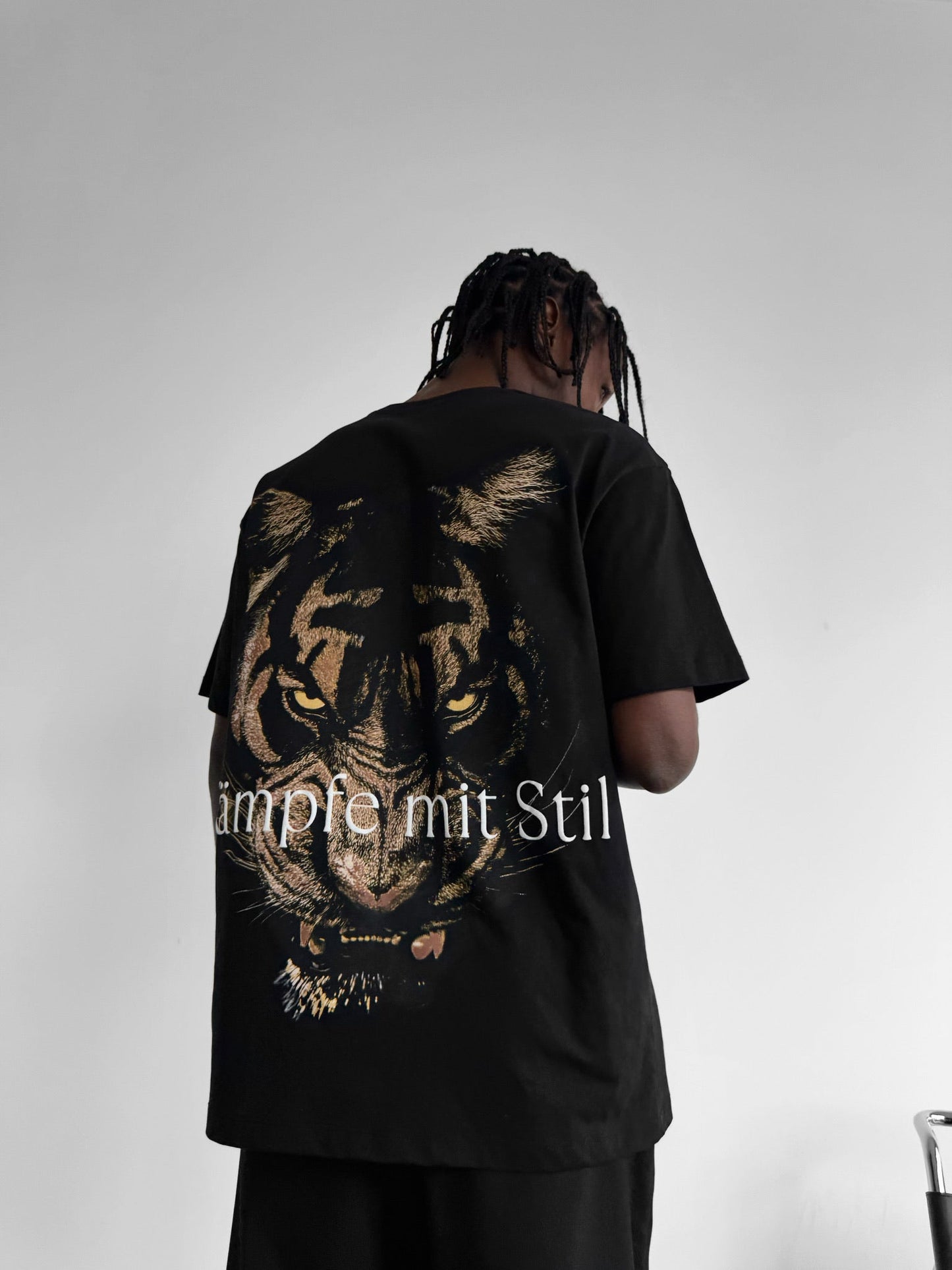 Übergroßes „Kämpfe mit Stil“ T-Shirt – Schwarz