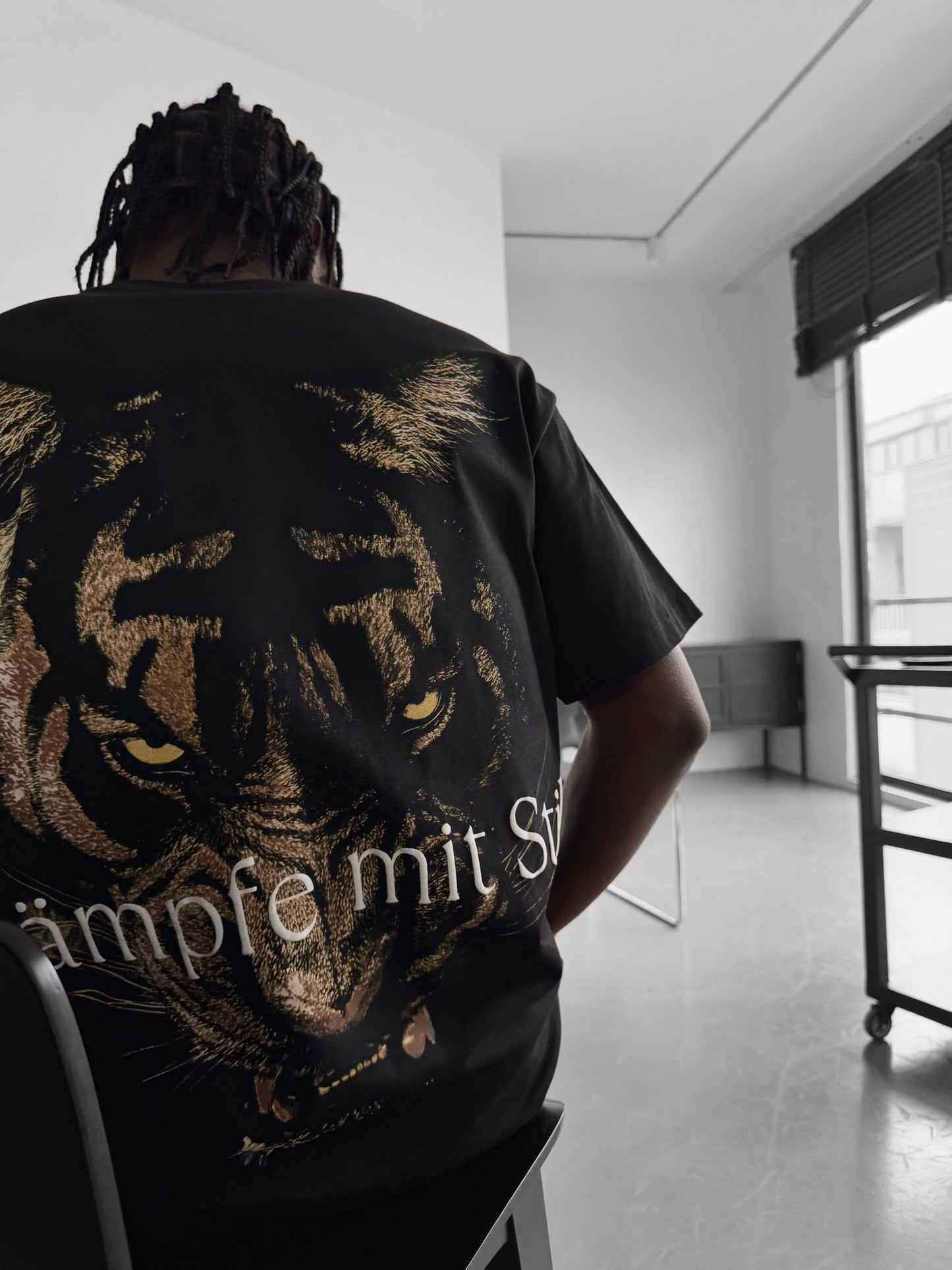 Übergroßes „Kämpfe mit Stil“ T-Shirt – Schwarz