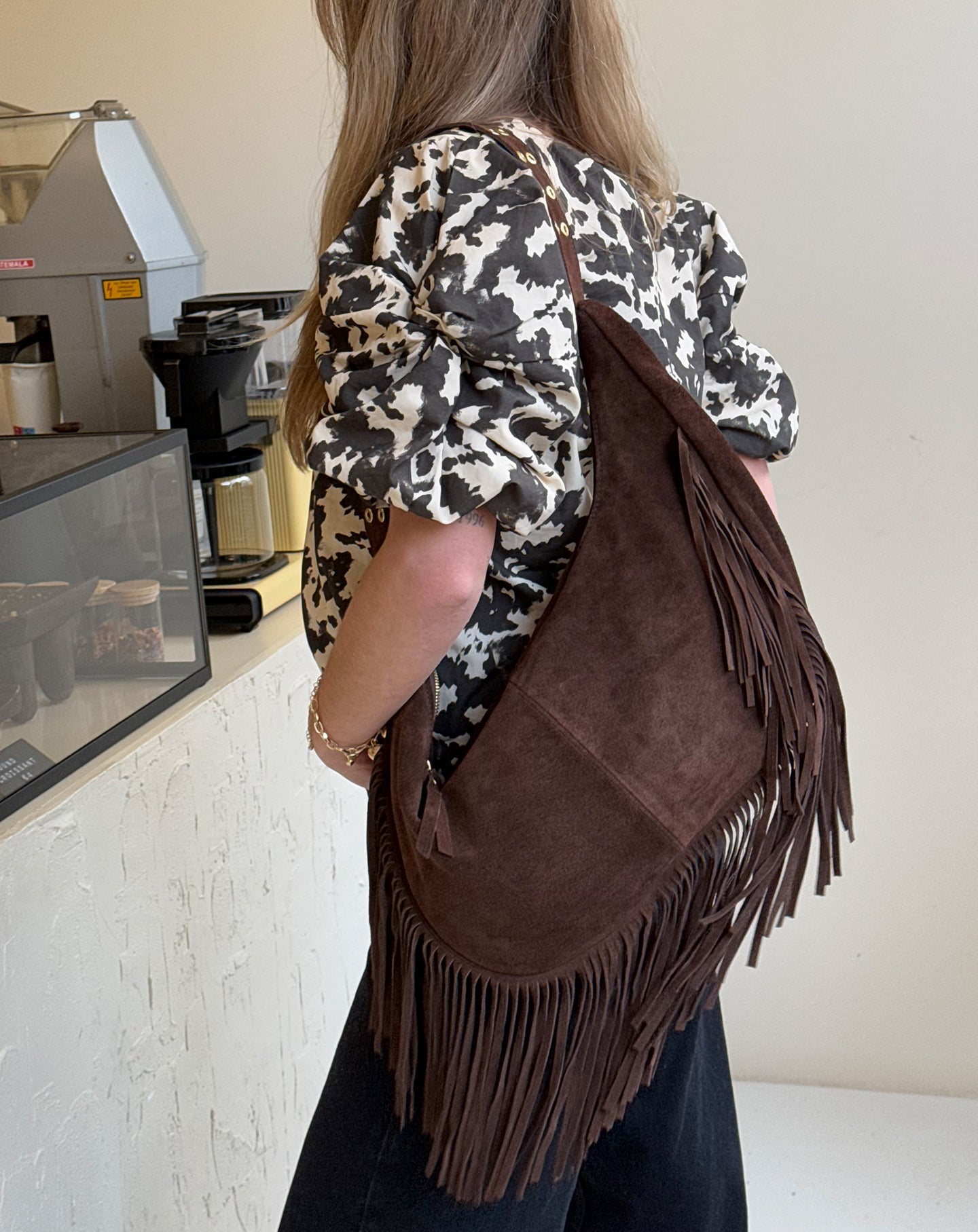 LIVIA FRINGE SUEDE BAG DONKERBRUIN