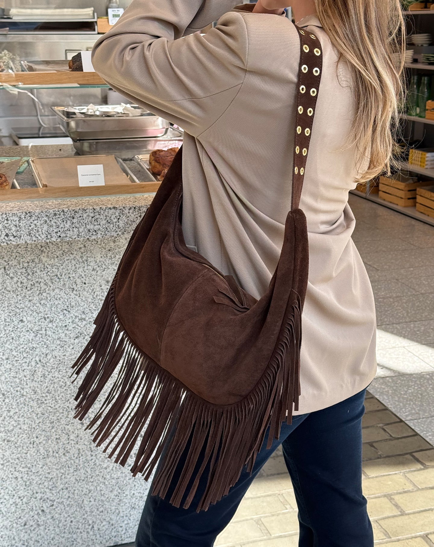 LIVIA FRINGE SUEDE BAG DONKERBRUIN
