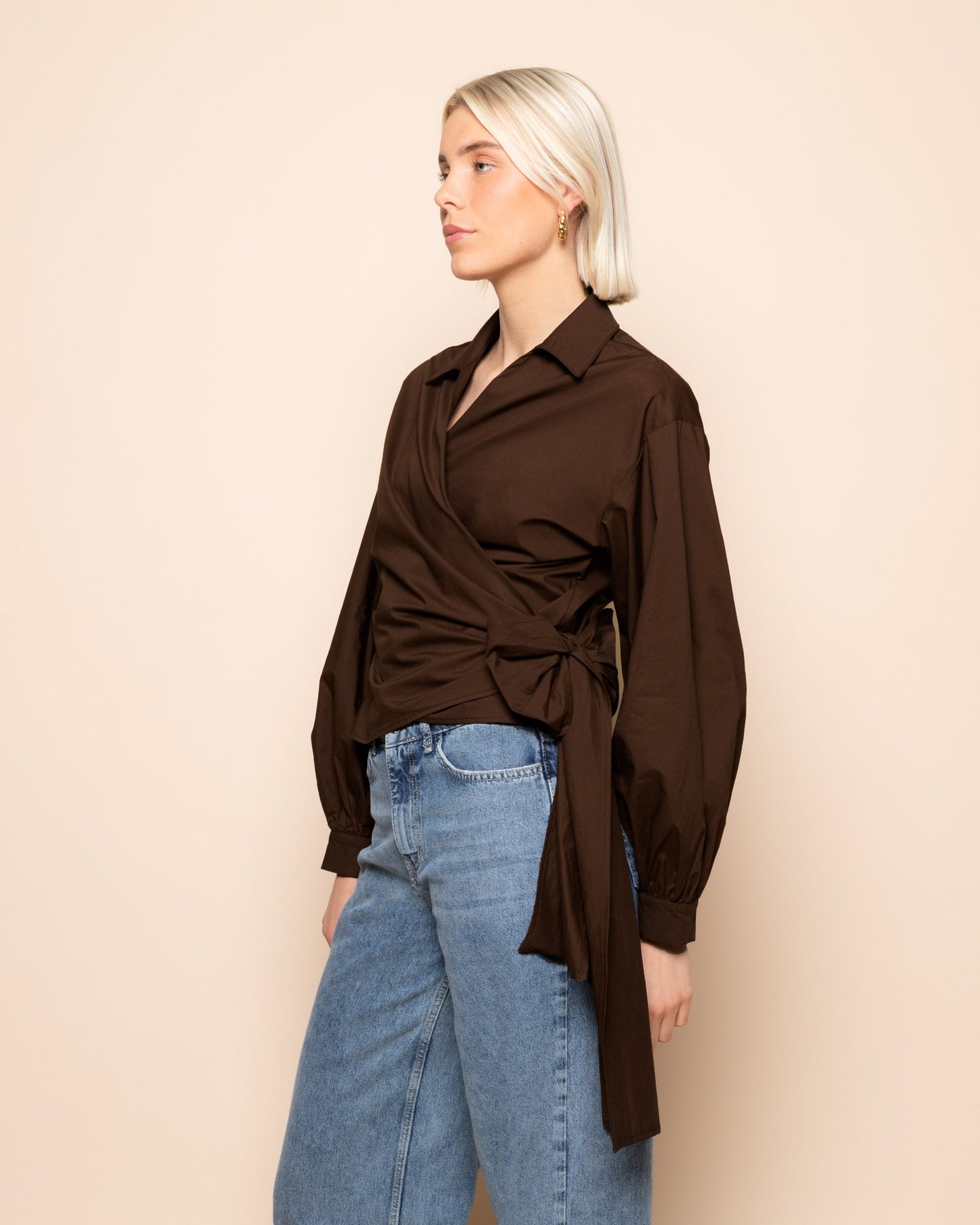POPLIN WRAP KNOT BLOUSE BRUIN