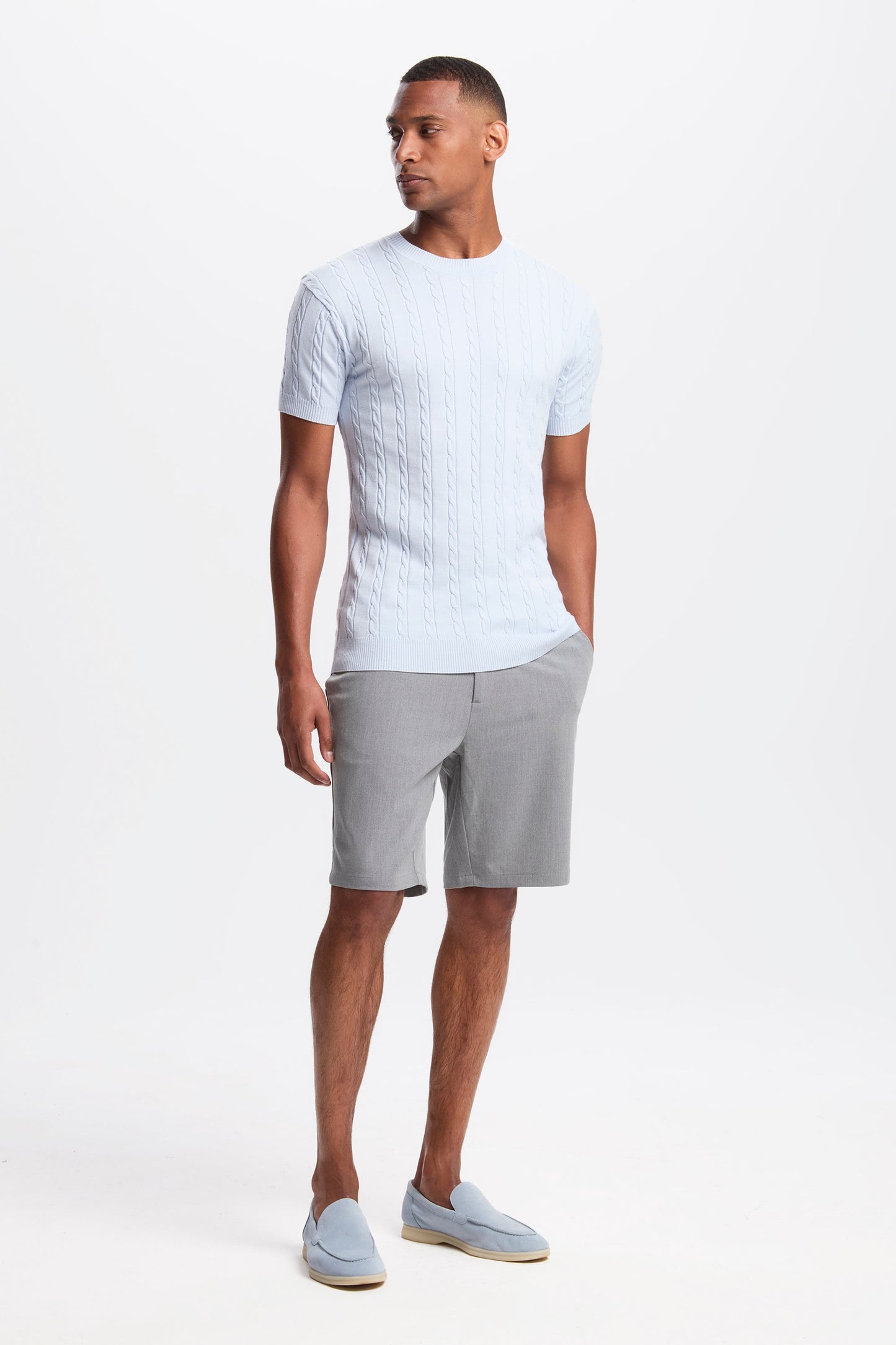DAS KURZARM-T-SHIRT MIT KABELMUSTER