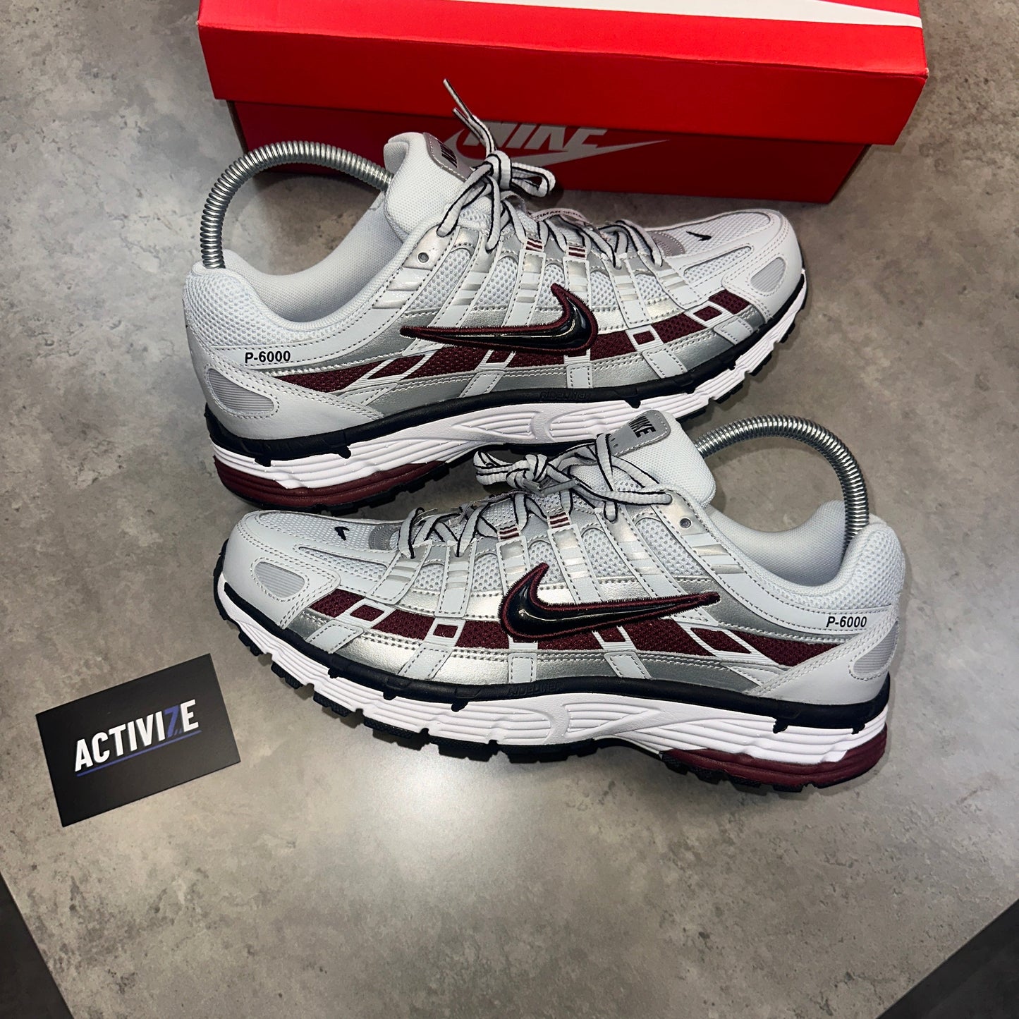 Nike P6000 Sneaker „Pure Platinum Team Red“