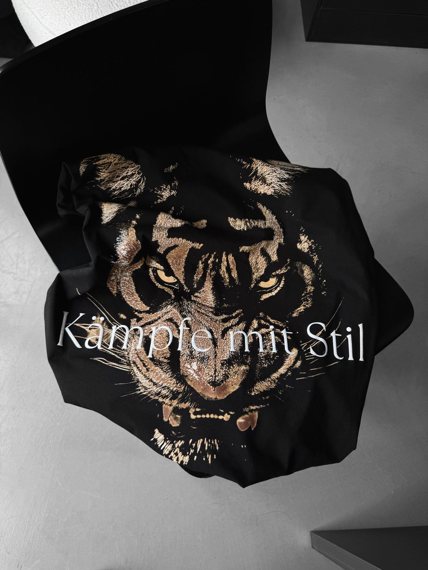 Übergroßes „Kämpfe mit Stil“ T-Shirt – Schwarz