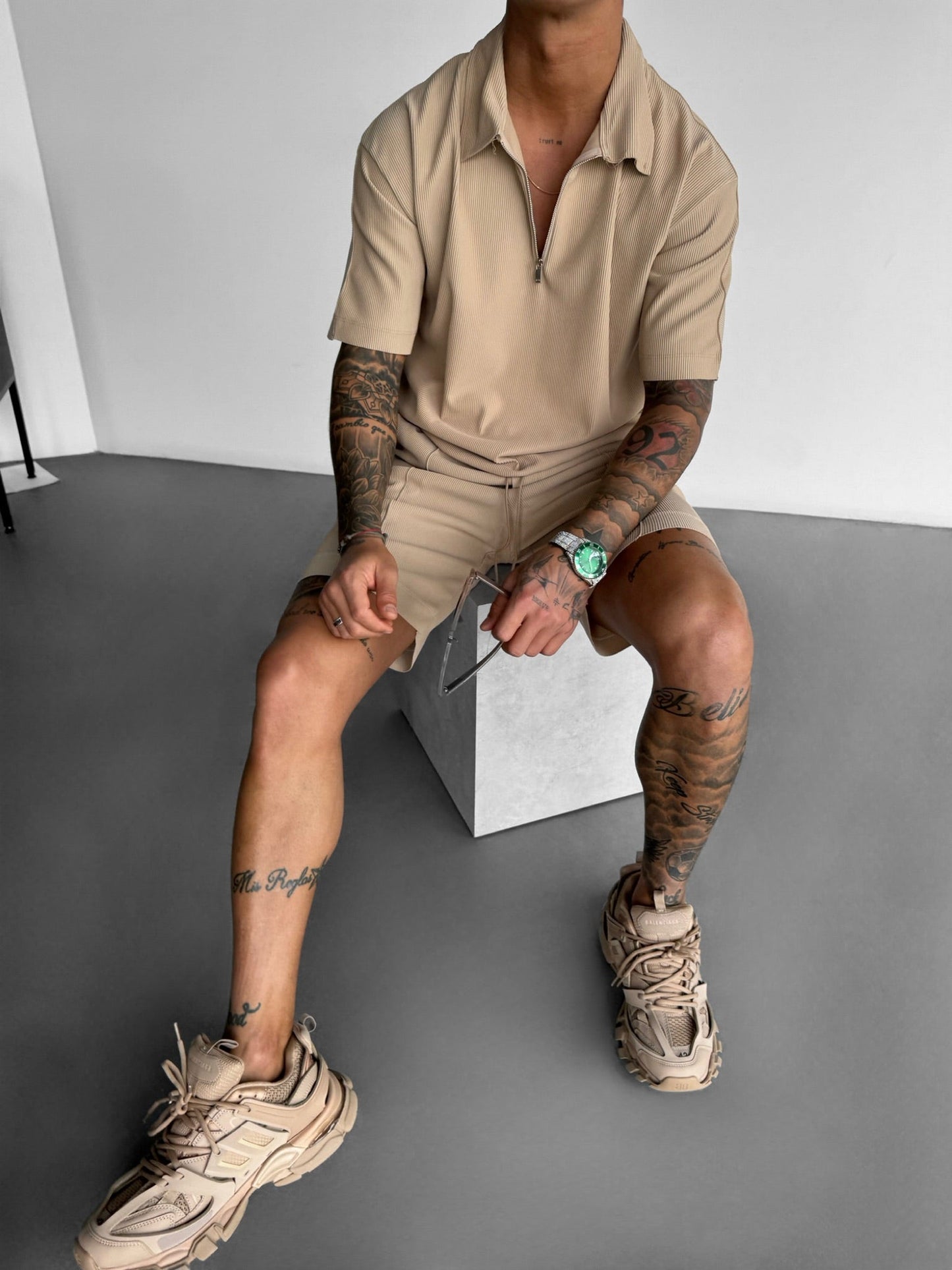 Oversize-Poloshirt mit Reißverschluss und mehreren Lagenmuster - Beige