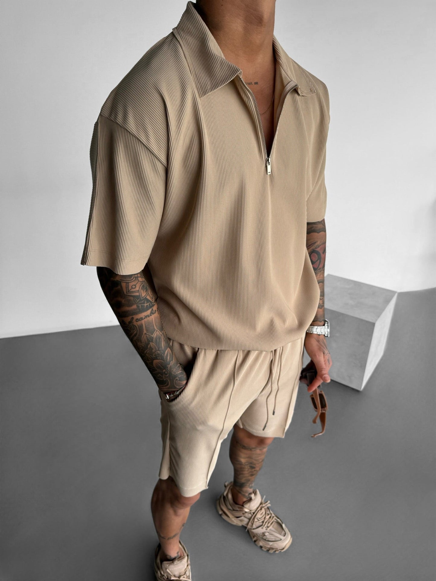 Oversize-Poloshirt mit Reißverschluss und mehreren Lagenmuster - Beige