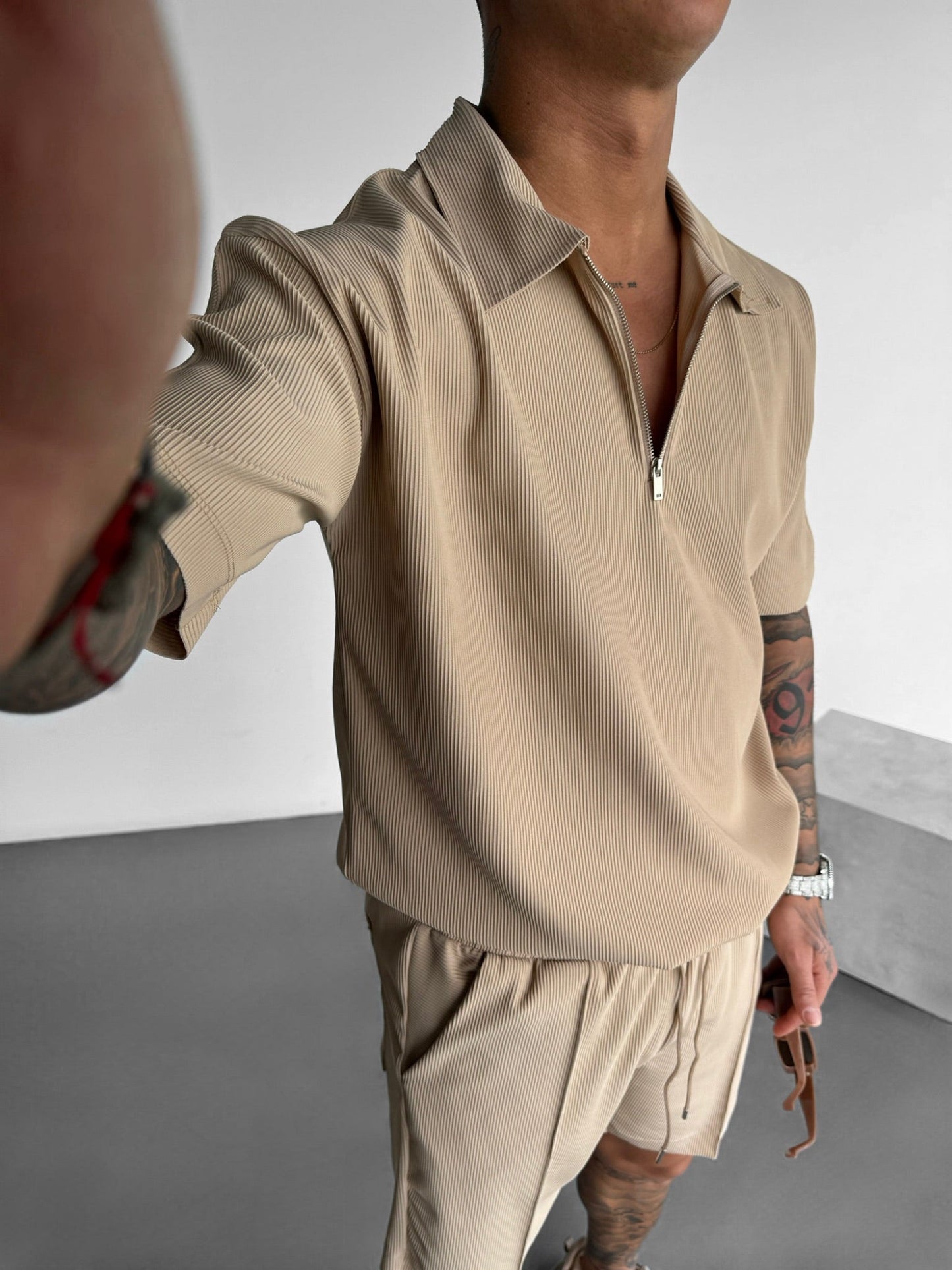 Oversize-Poloshirt mit Reißverschluss und mehreren Lagenmuster - Beige