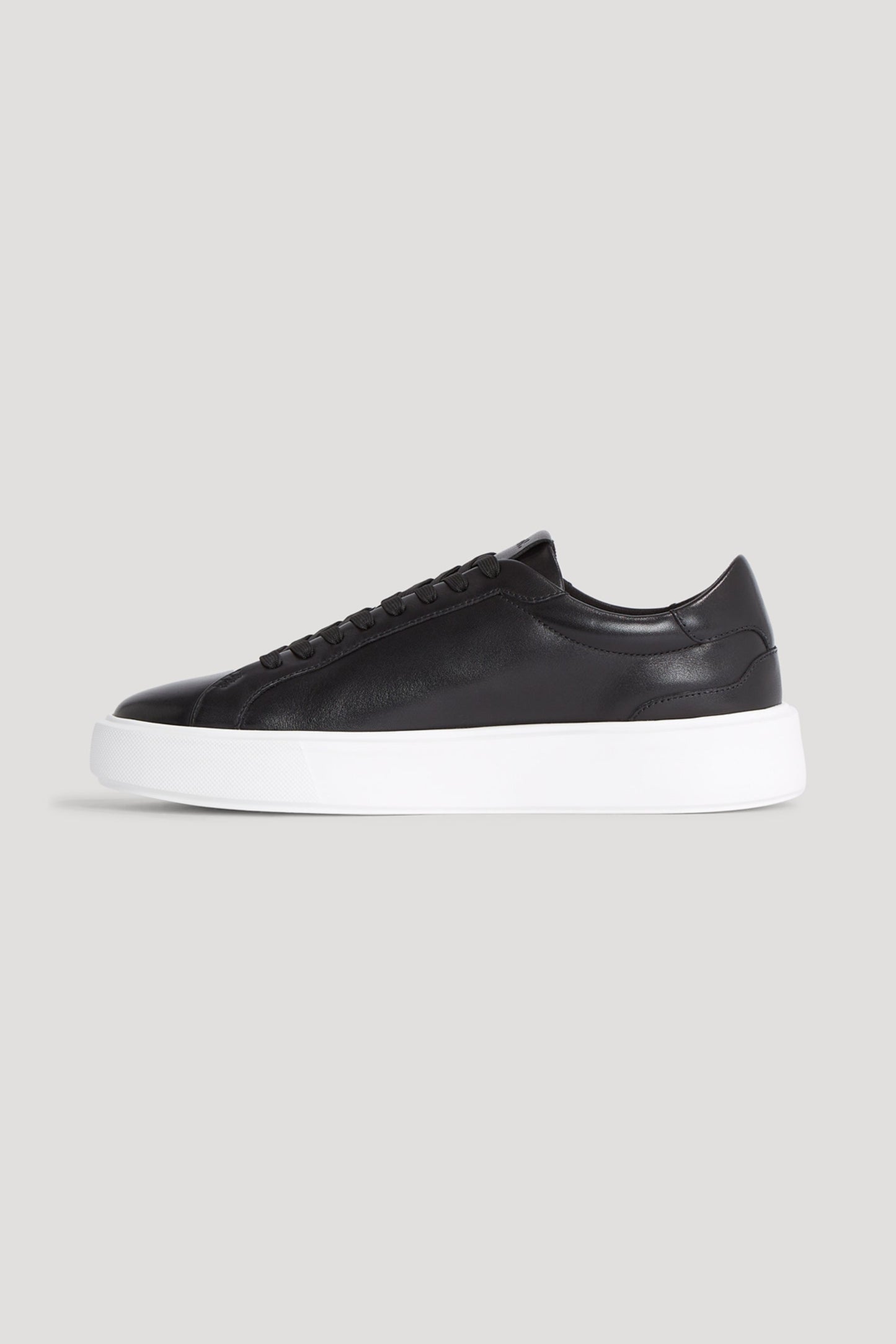DER KLASSISCHER LEDERSNEAKERS