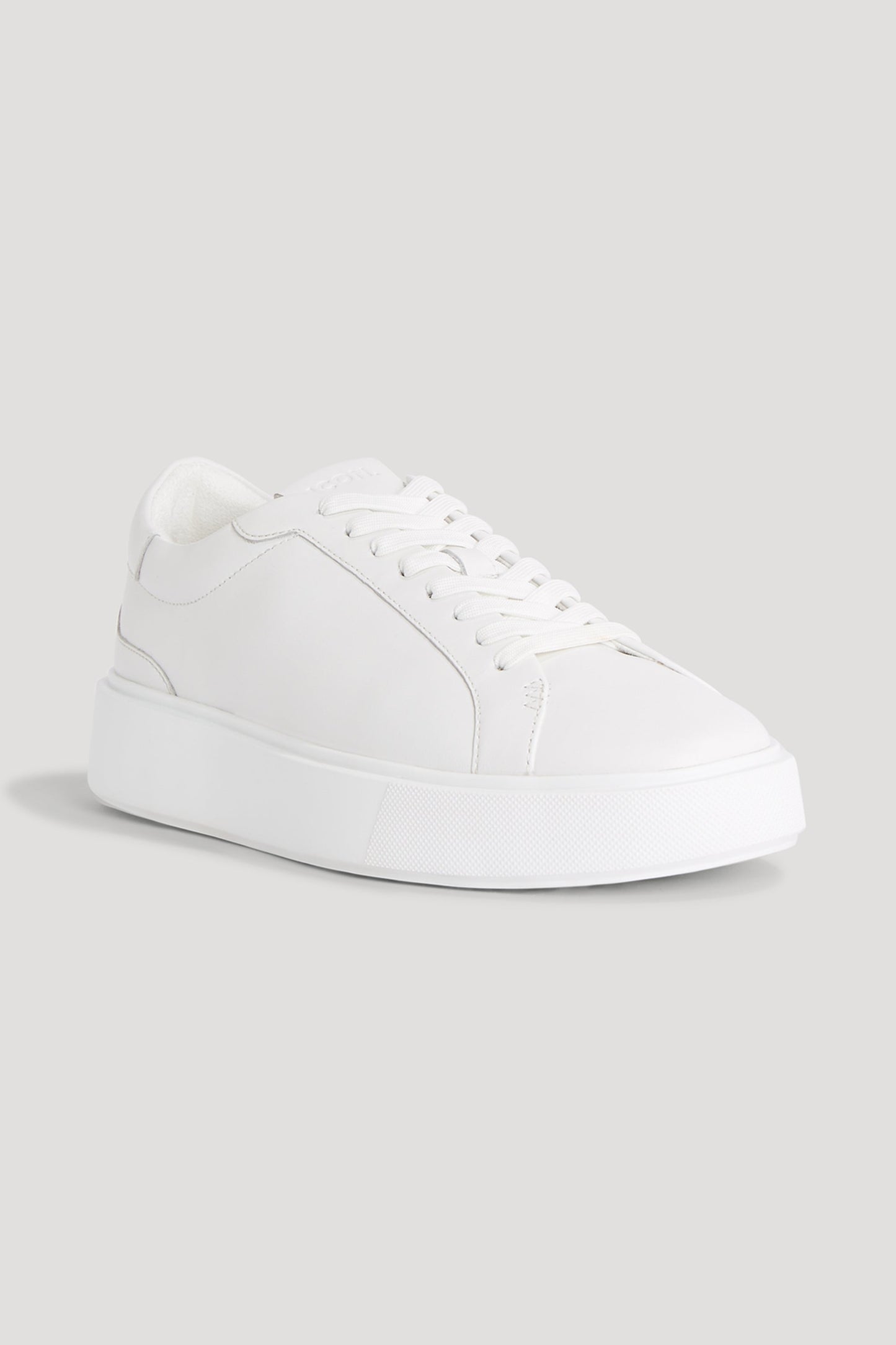 DER KLASSISCHER LEDERSNEAKERS