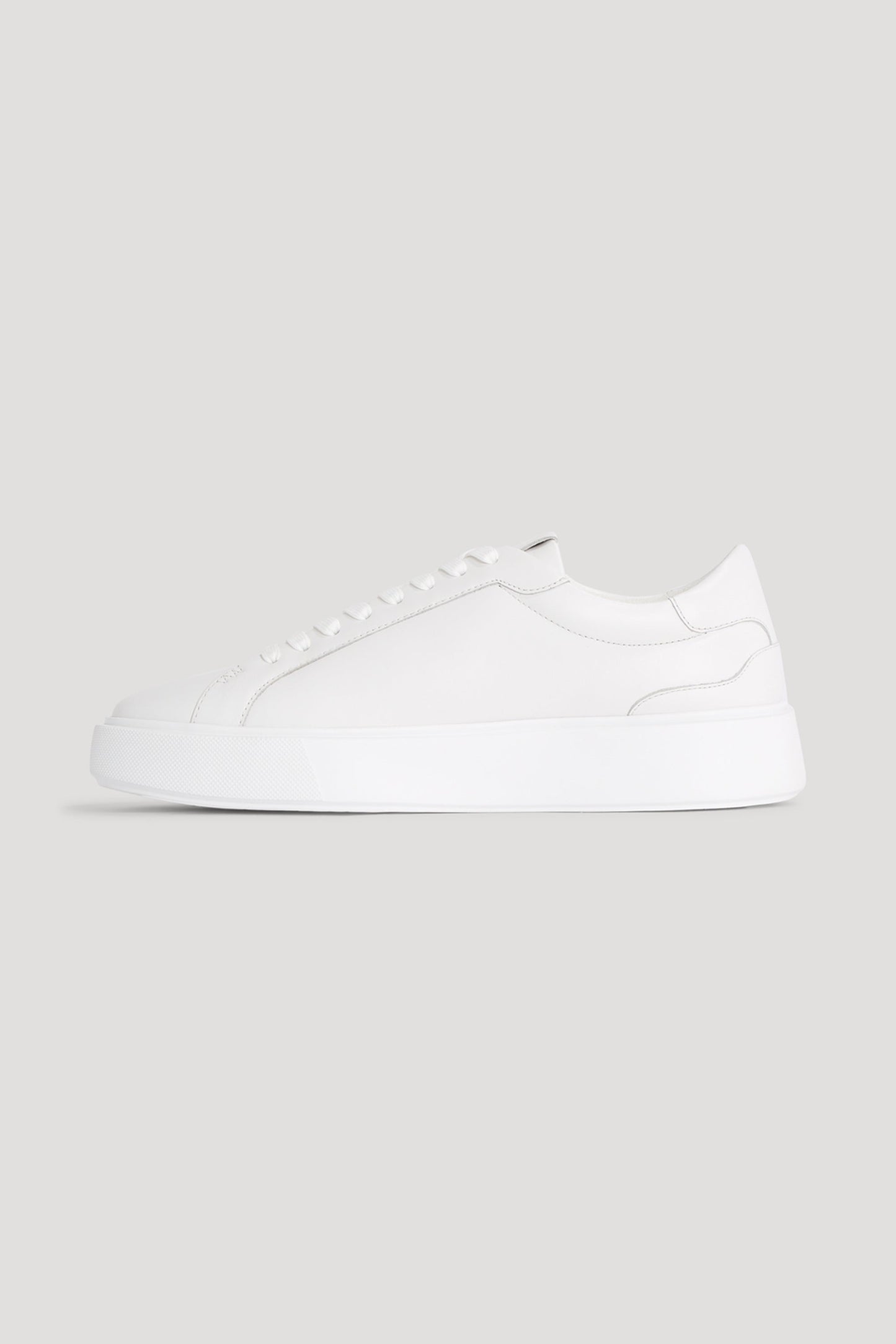 DER KLASSISCHER LEDERSNEAKERS