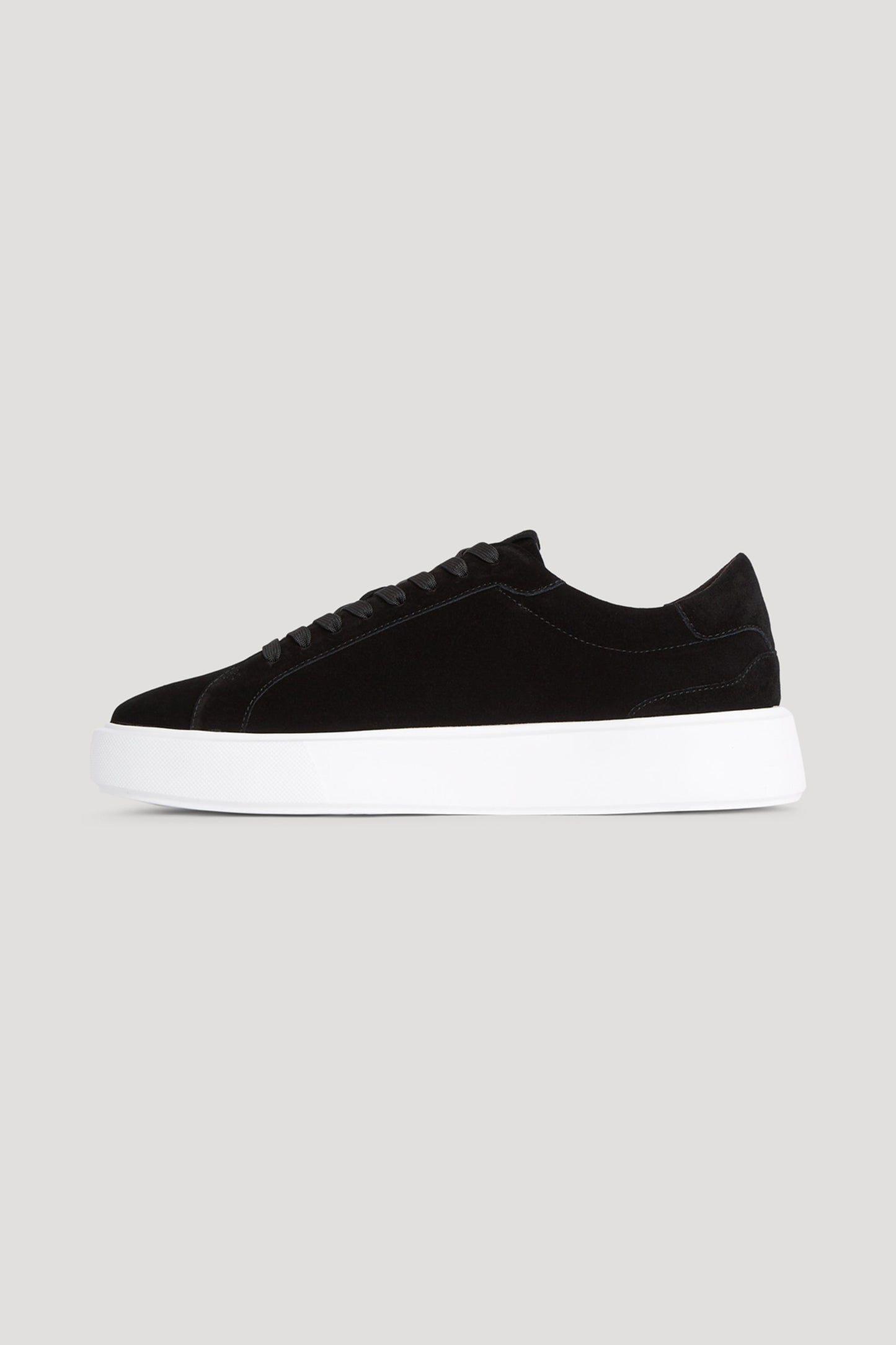 DER KLASSISCHER WILDLEDER-SNEAKERS