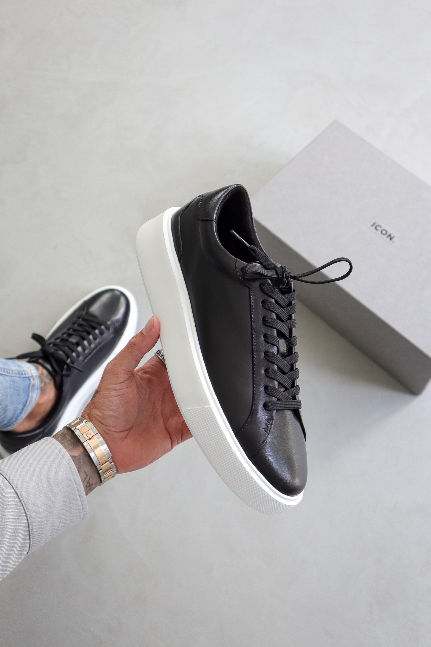 DER KLASSISCHER LEDERSNEAKERS
