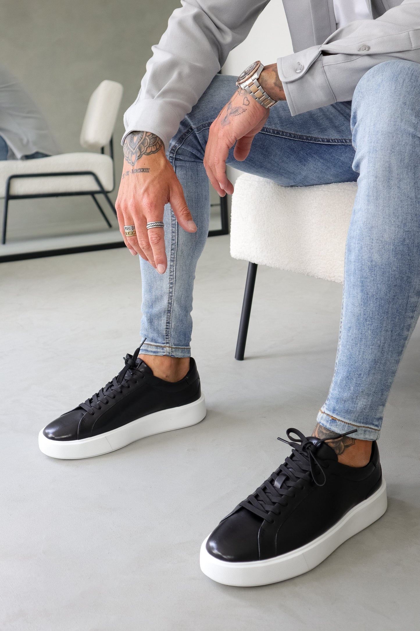 DER KLASSISCHER LEDERSNEAKERS
