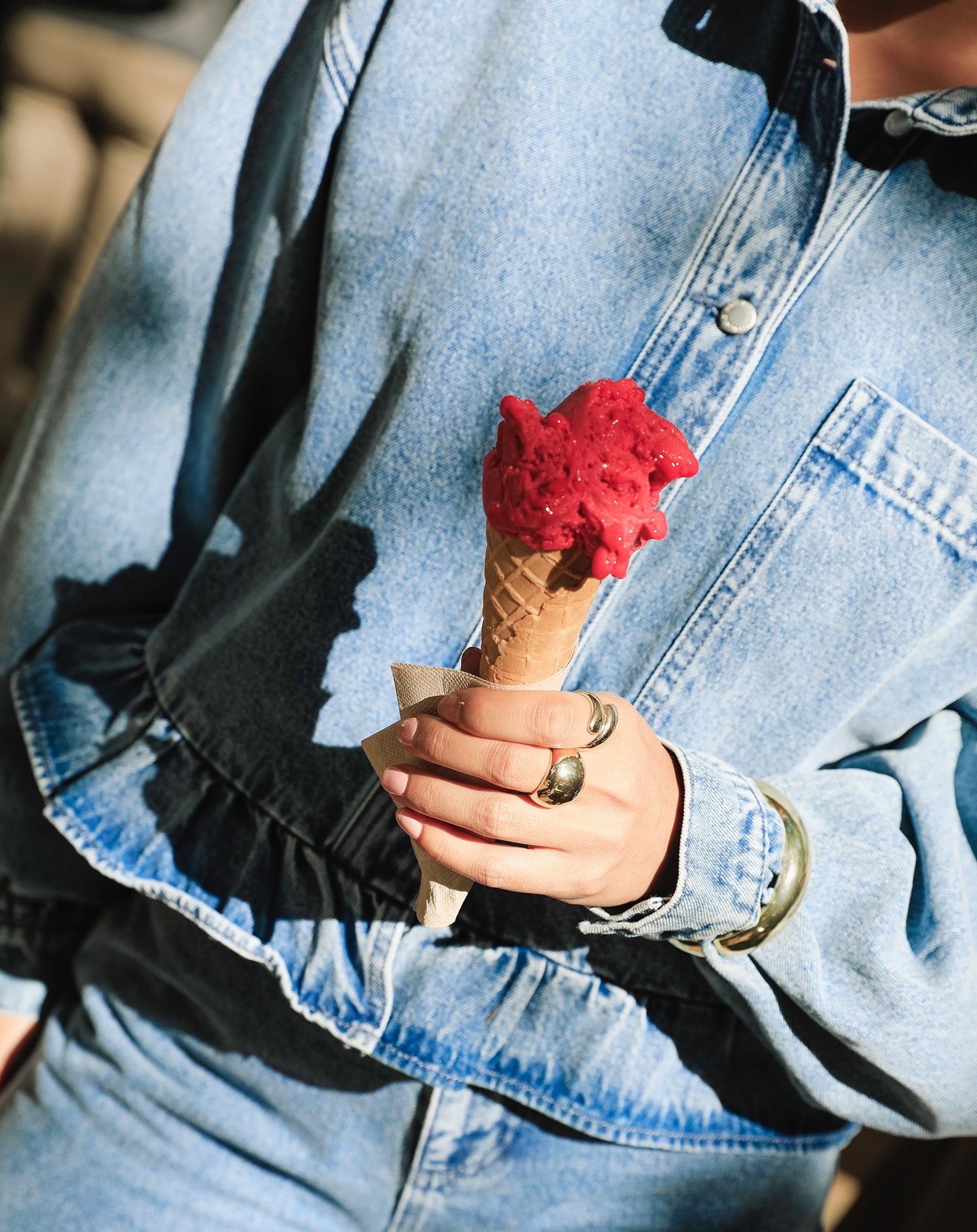 RUFFLE DENIM JACKET LUCHTBLAUW