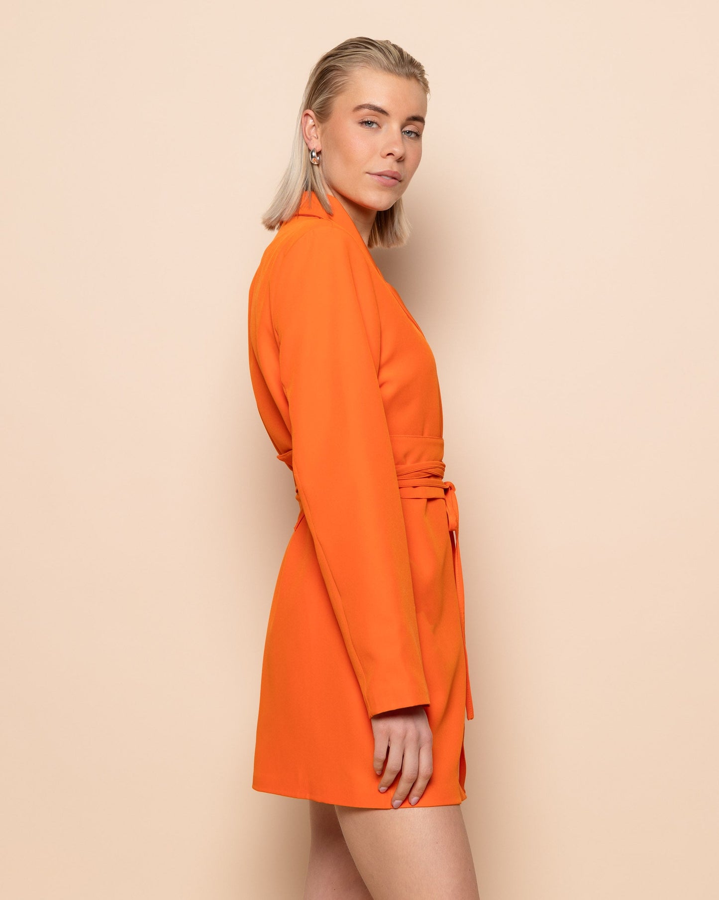 SADIE BLAZER DRESS ORANJE