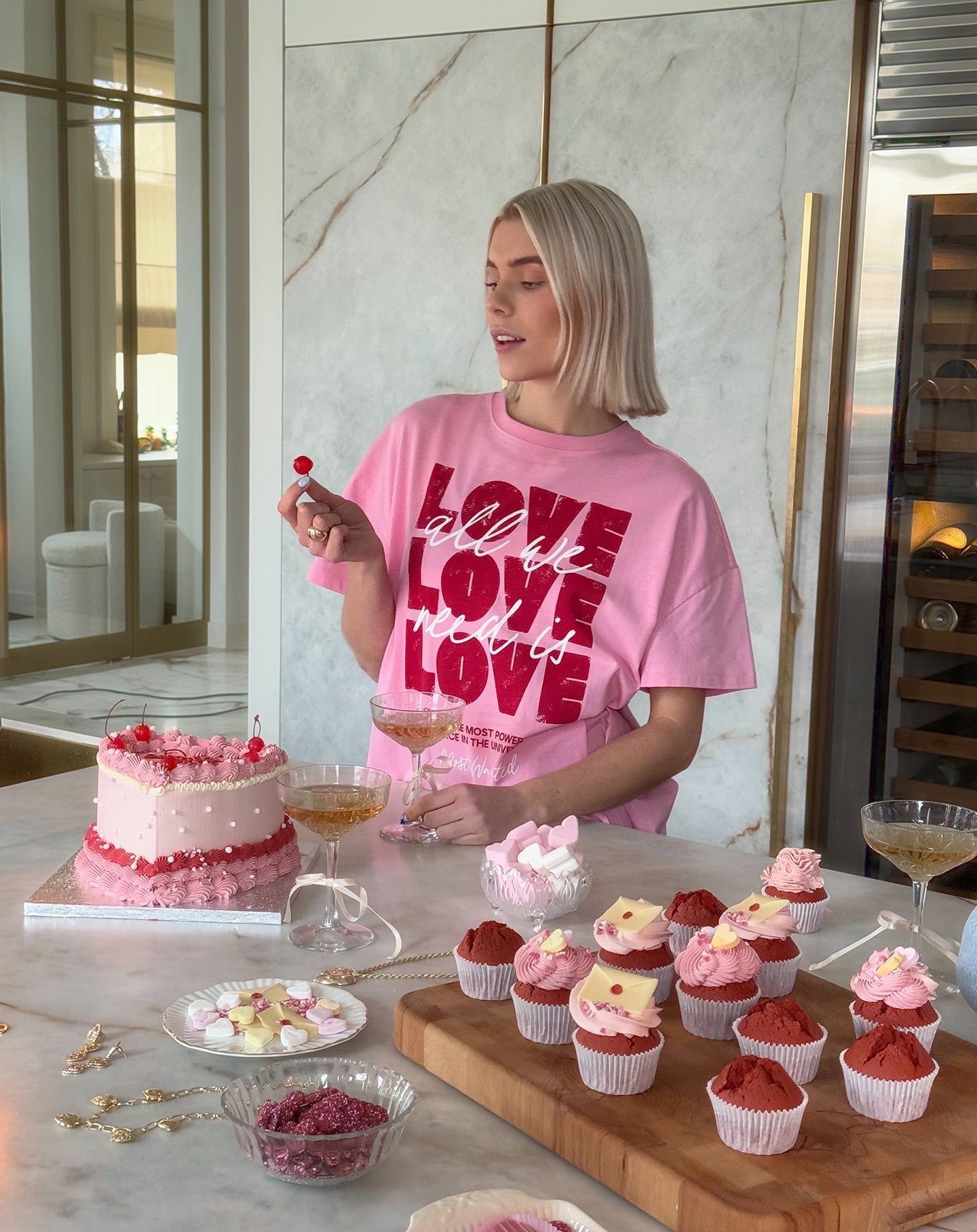 ALL WE NEED IS LOVE OVERSIZED TEE ROZE