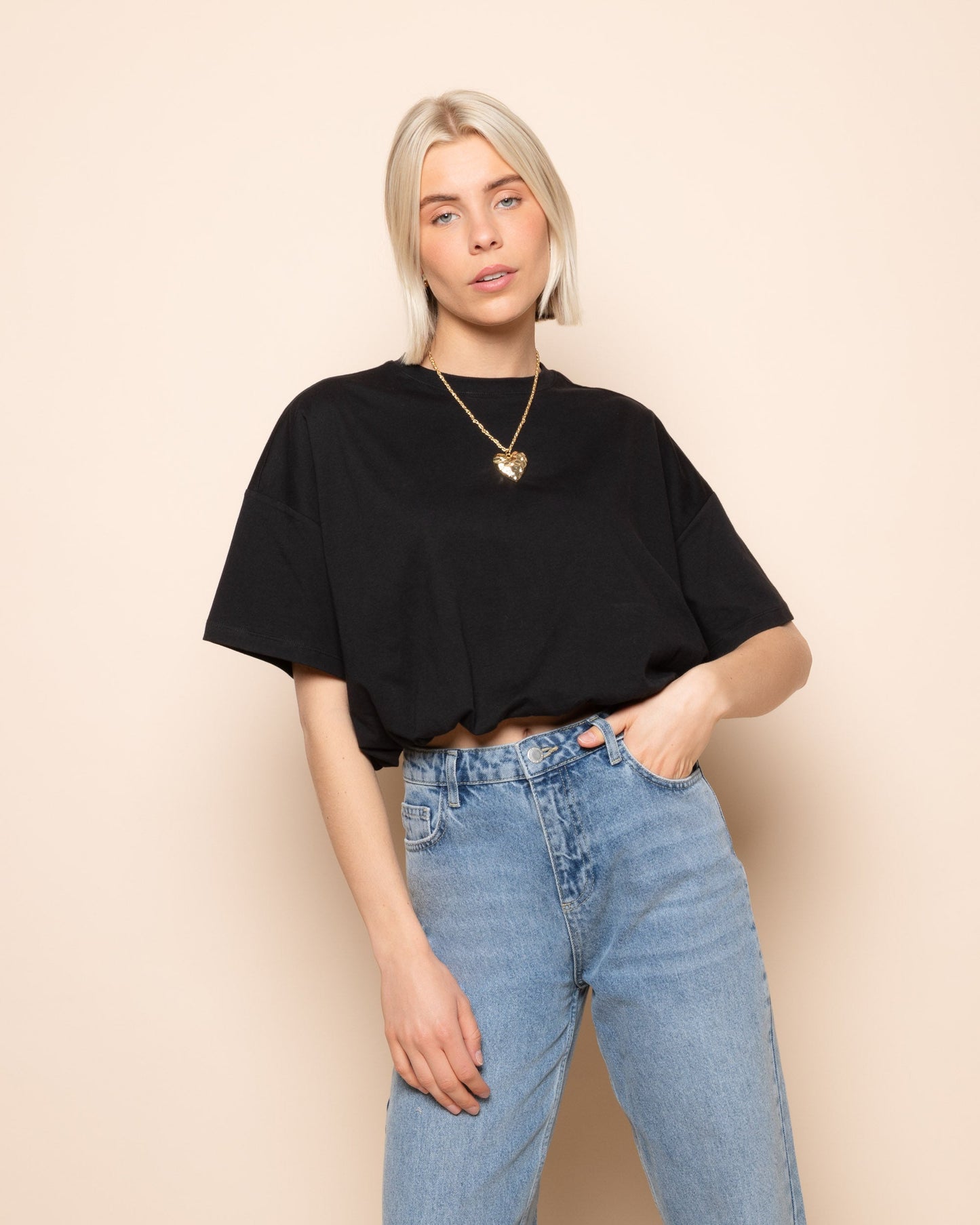 CROPPED BUBBLE HEM TEE ZWART