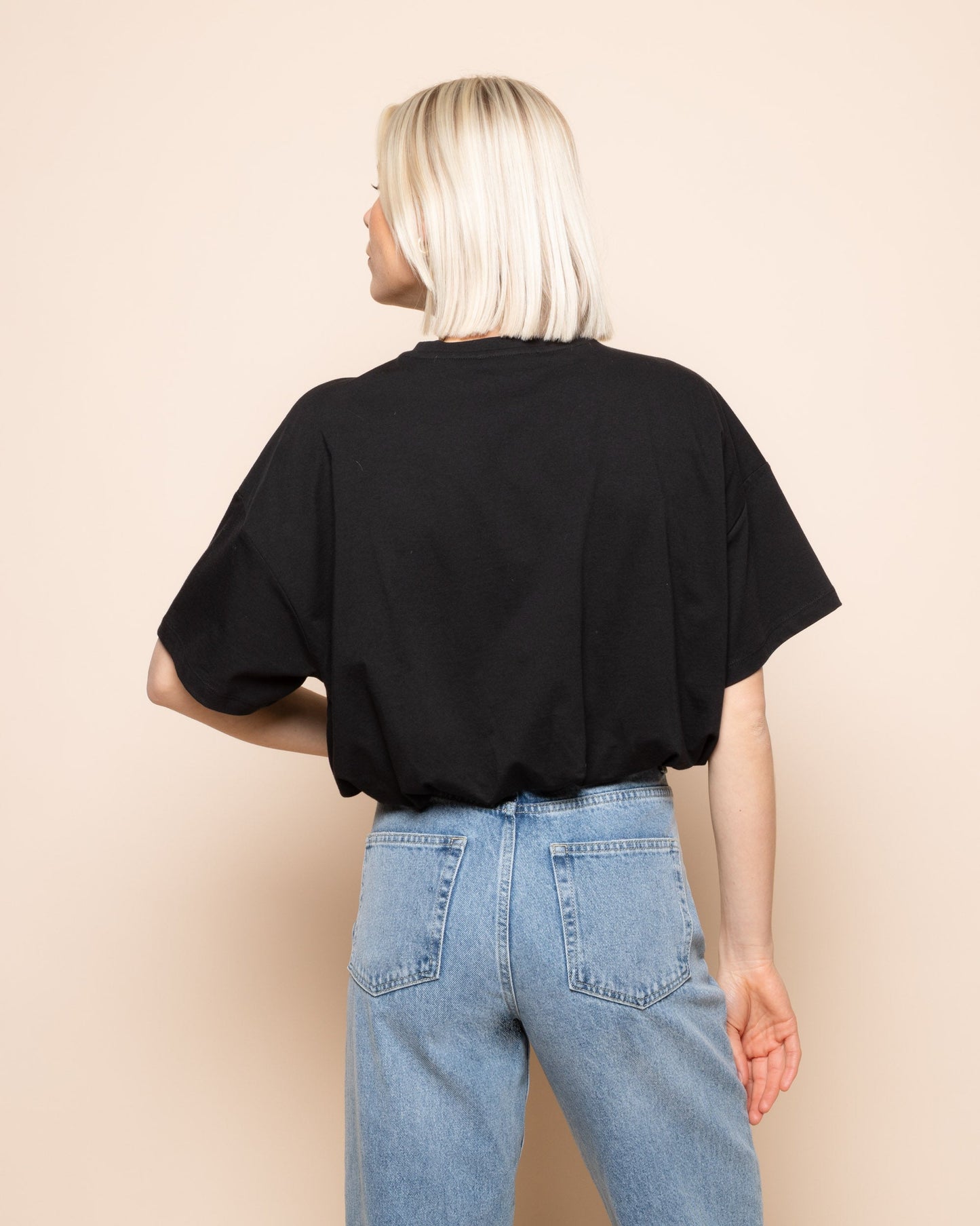 CROPPED BUBBLE HEM TEE ZWART