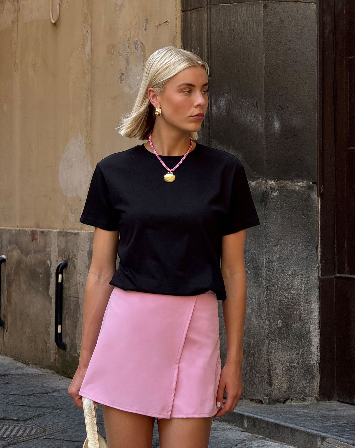 MILLENNIAL FITTED TEE ZWART