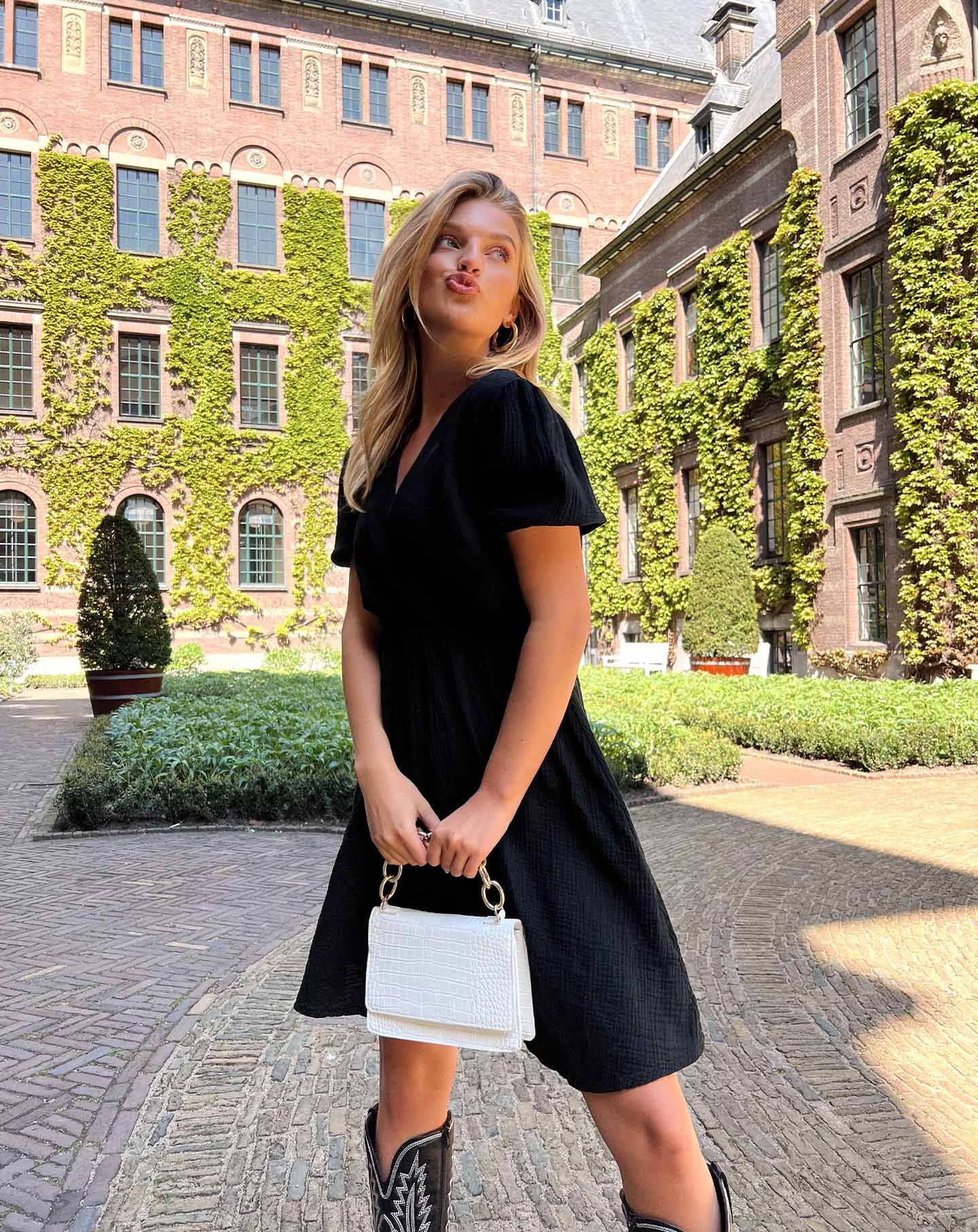 DILA MOUSSELINE DRESS ZWART