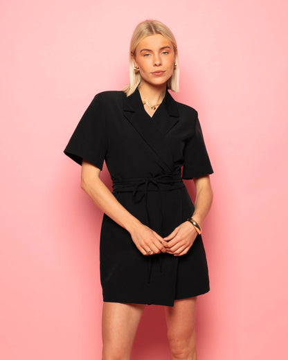 SADIE SHORT SLEEVE BLAZER DRESS ZWART