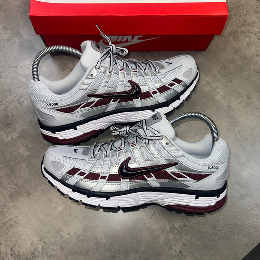 Nike P6000 Sneaker „Pure Platinum Team Red“
