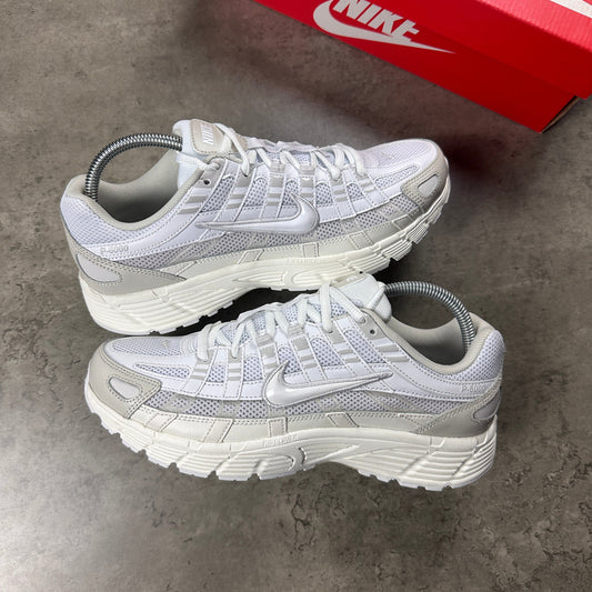 Nike P6000 Sneaker in dreifachem Weiß